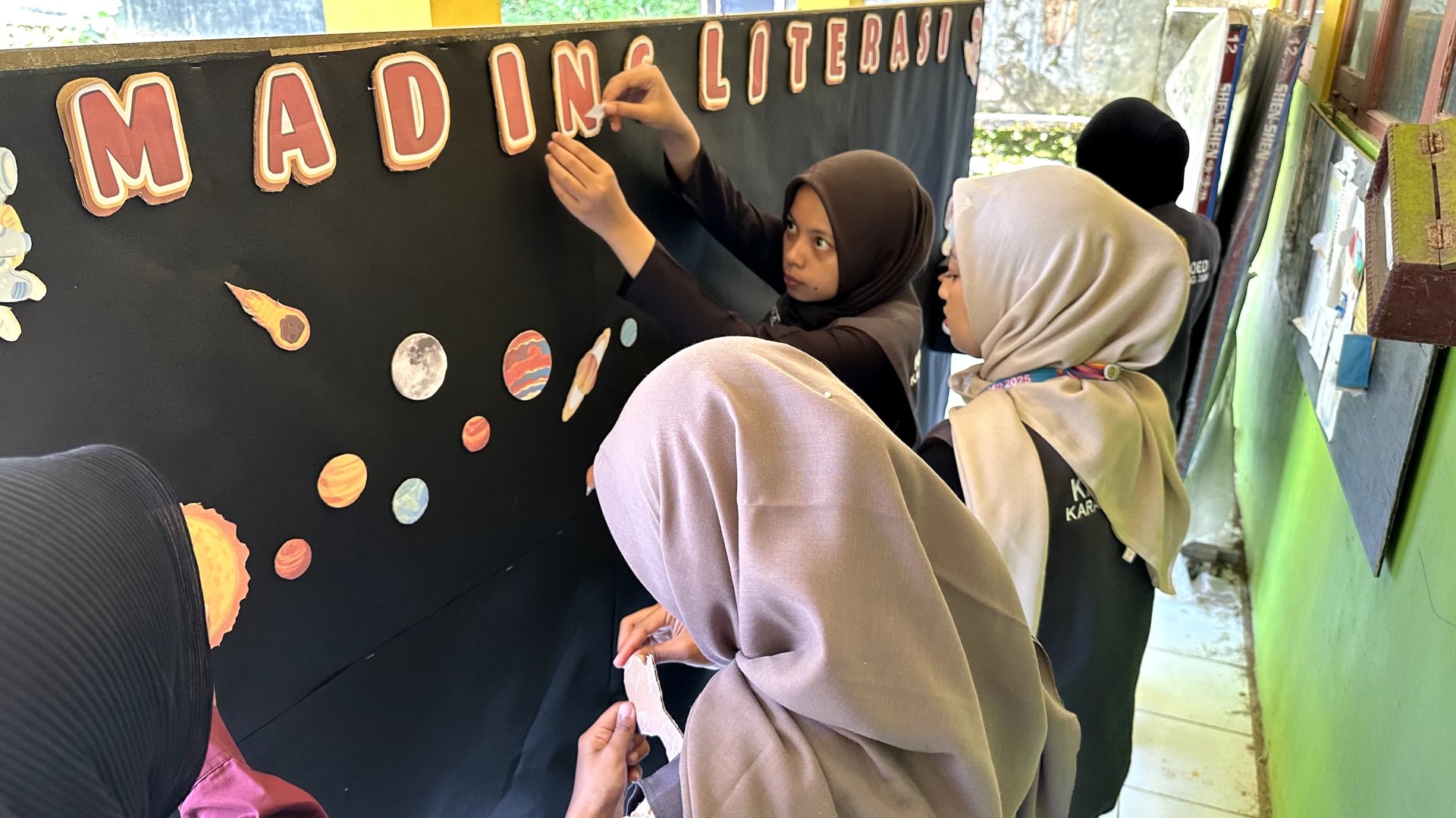 Pemasangan Elemen Mading