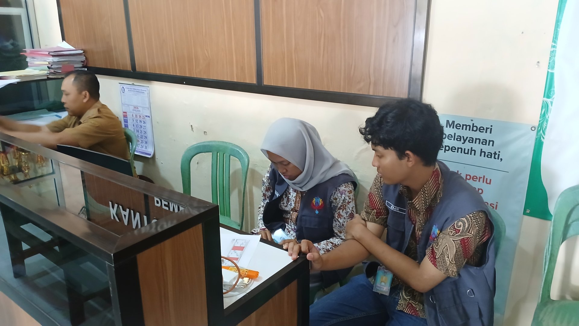 Piket pelayanan kantor desa Karangbawang
