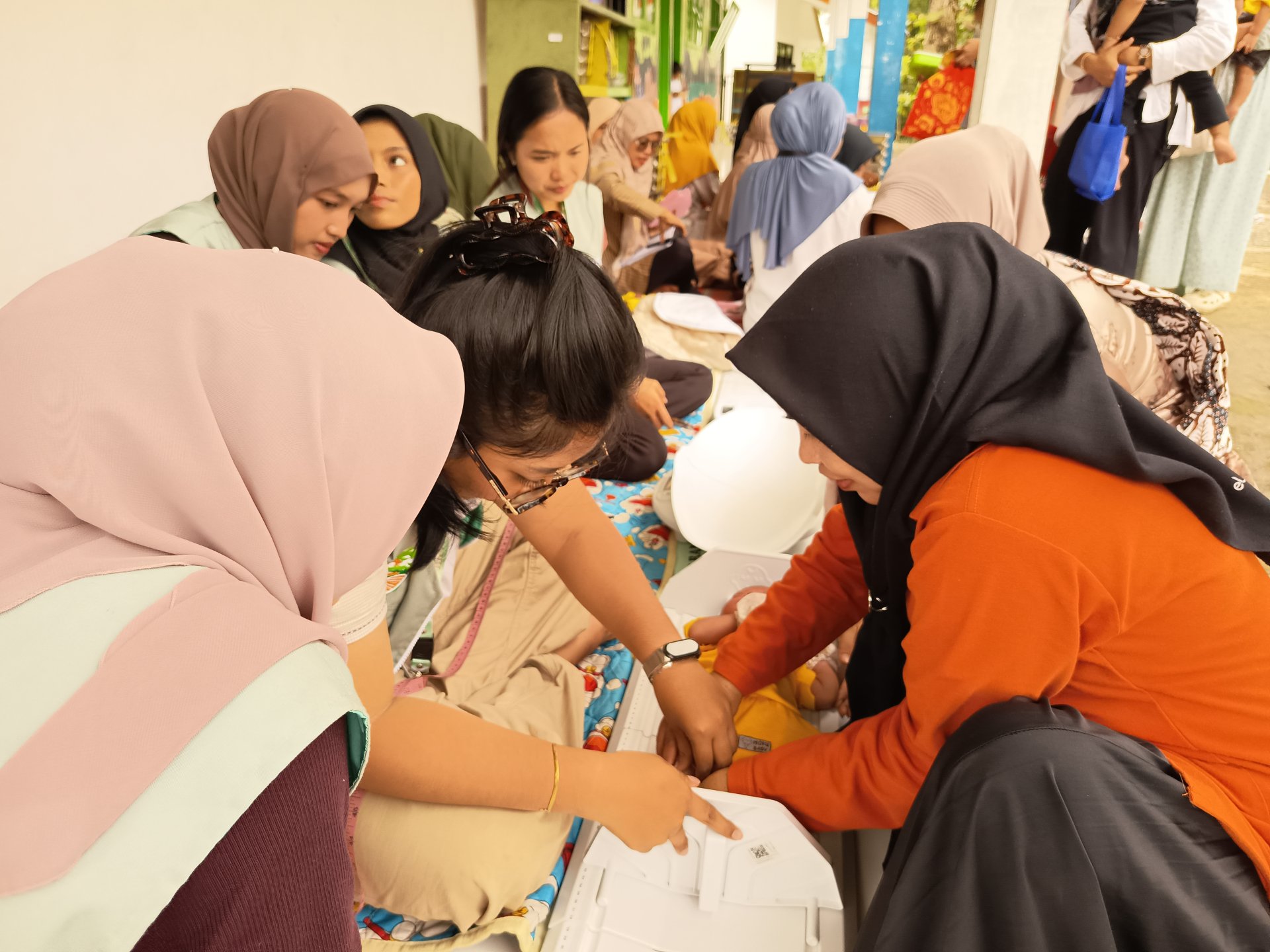 Membantu melakukan pemeriksaan pada balita di posyandu TK Pertiwi di Dusun 3