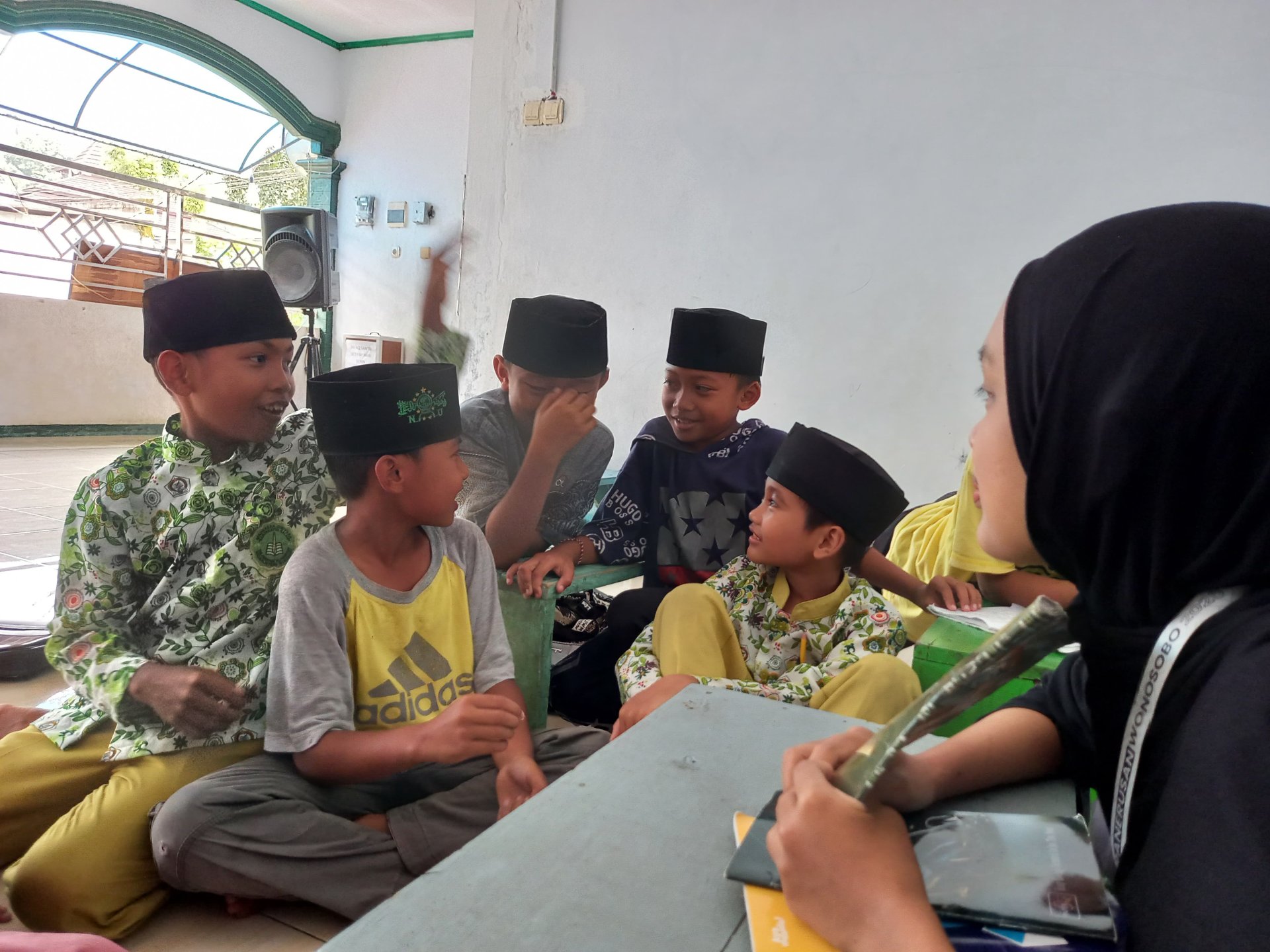 Melaksanakan program kerja bidang pendidikan