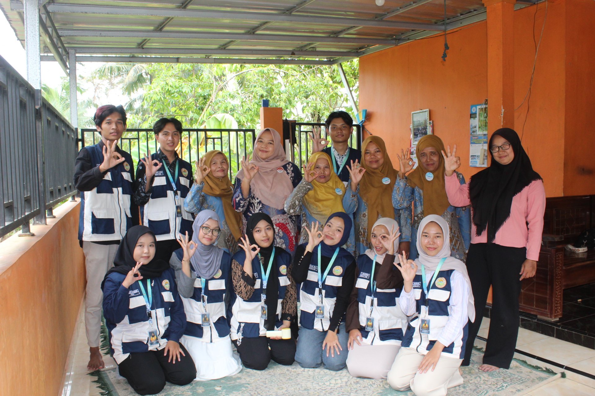 Mendukung Layanan Kesehatan Ibu dan Anak melalui Posyandu serta Sosialisasi KB dan Stunting di Dusun Limbangan