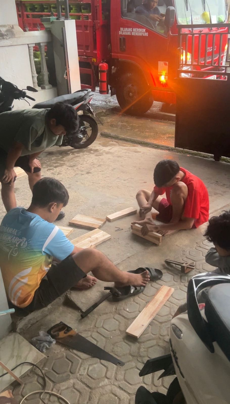 Pembuatan Rak untuk Pojok Baca