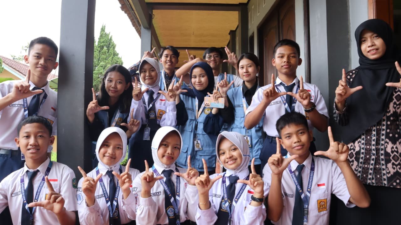 Sosialiasi Pemanfaatan Gadget di SMP 1 Rembang