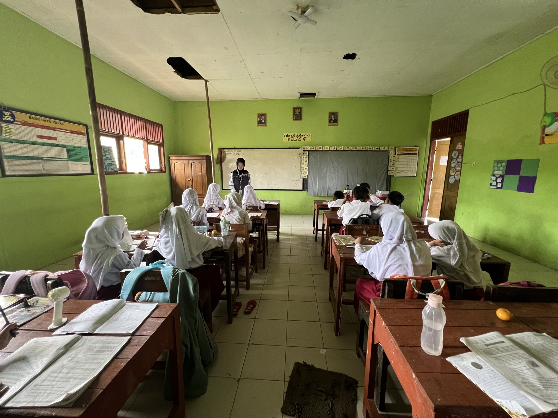 Mengajar Siswa SD 2 Piasa