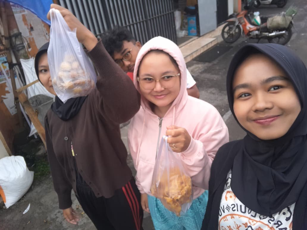 Mahasiswa KKN Desa Sumampir Periode Jan-Feb 2026 melaksanakan piket memasak.