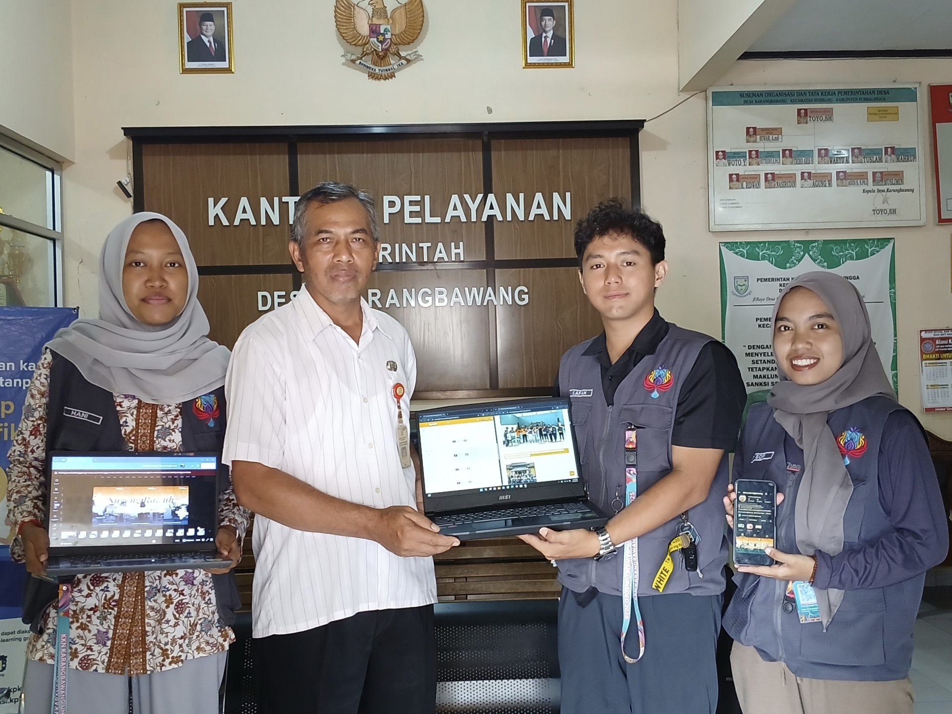 PENYERAHAN DAN PEMBAHARUAN MEDIA SOSIAL DAN WEBSITE DESA KARANGBAWANG