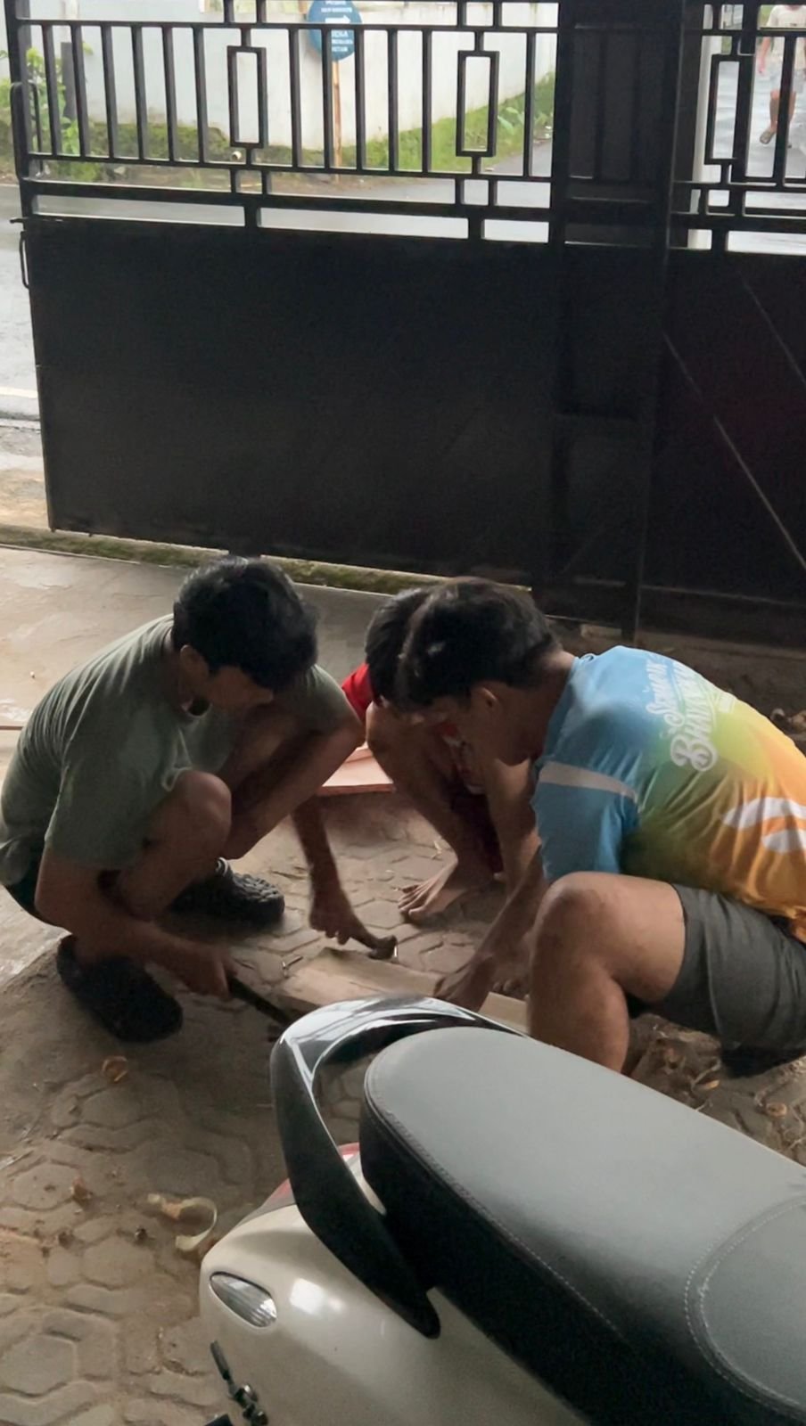 Pembuatan Rak Buku Untuk Keperluan Pojok Baca