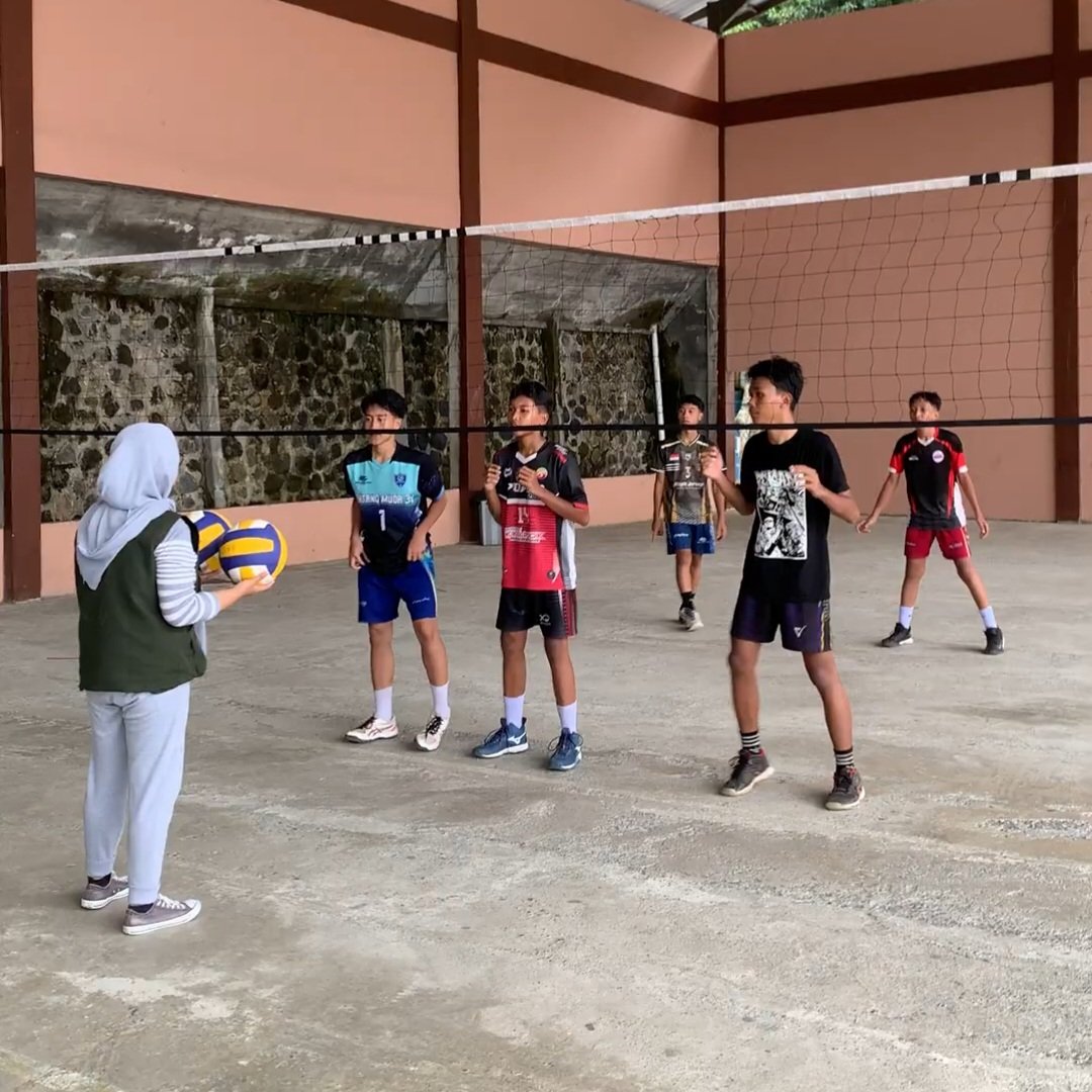 Mengajar ekstrakulikular voli di SMPN 1 Wadaslintang