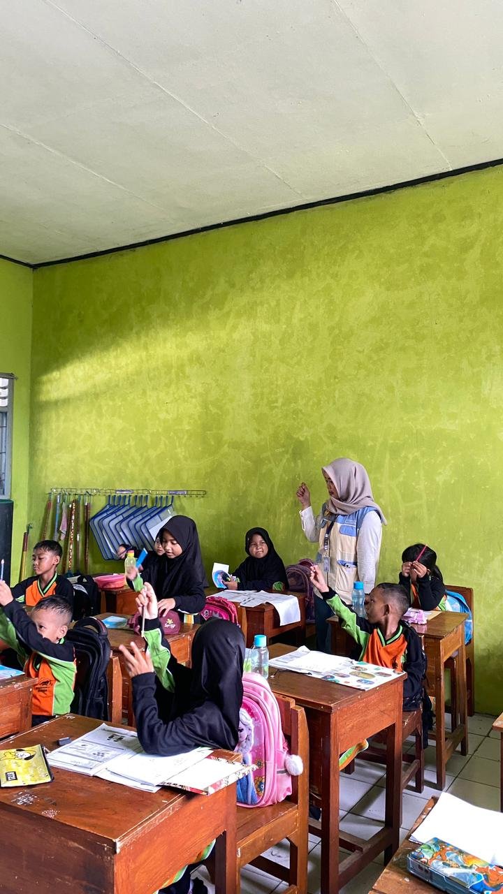 Mengajar  di SD N 1 Karangkandri