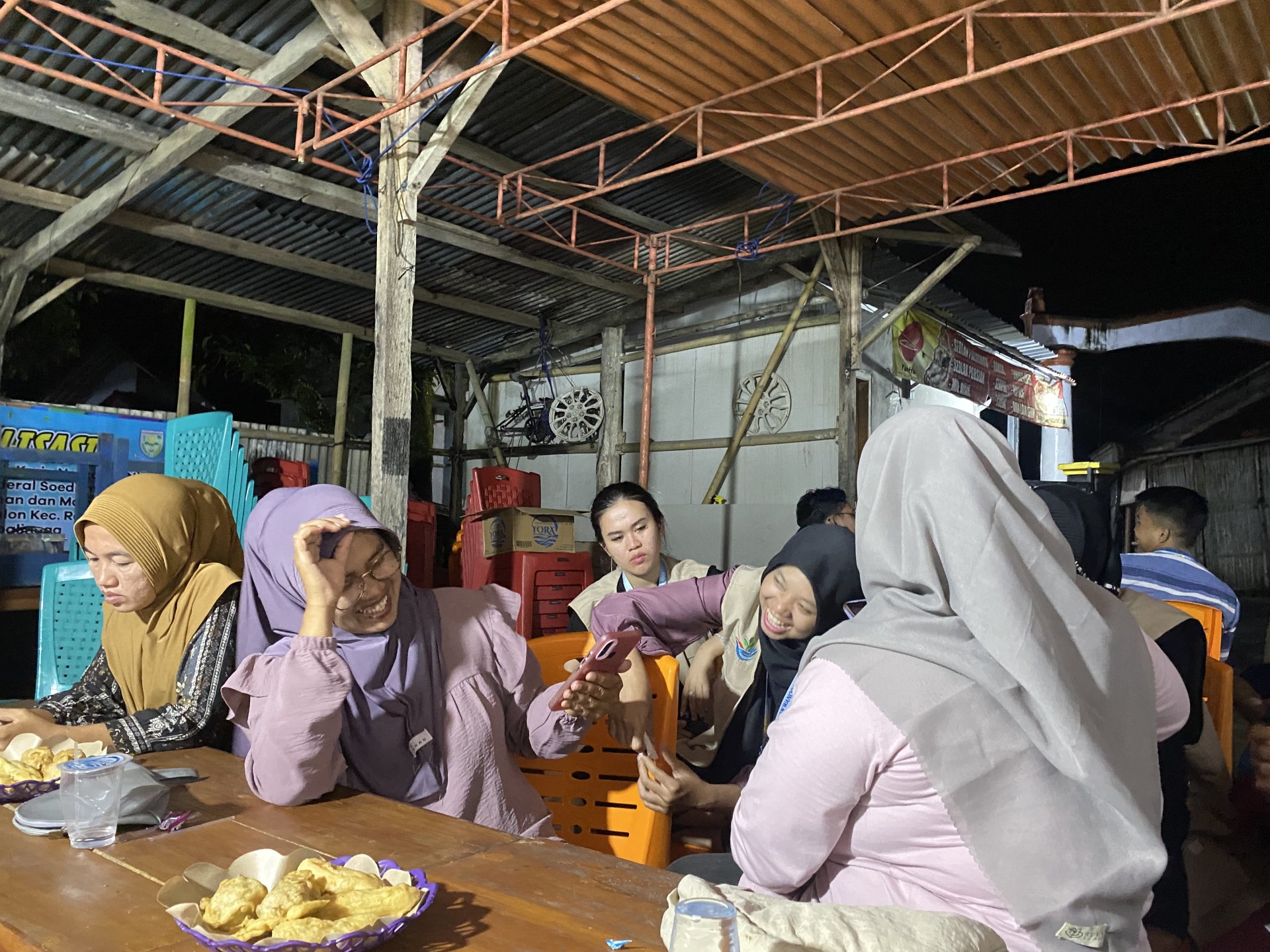 Sosialisasi hingga praktek pembuatan akun whatsapp businesse untuk pelaku UMKM