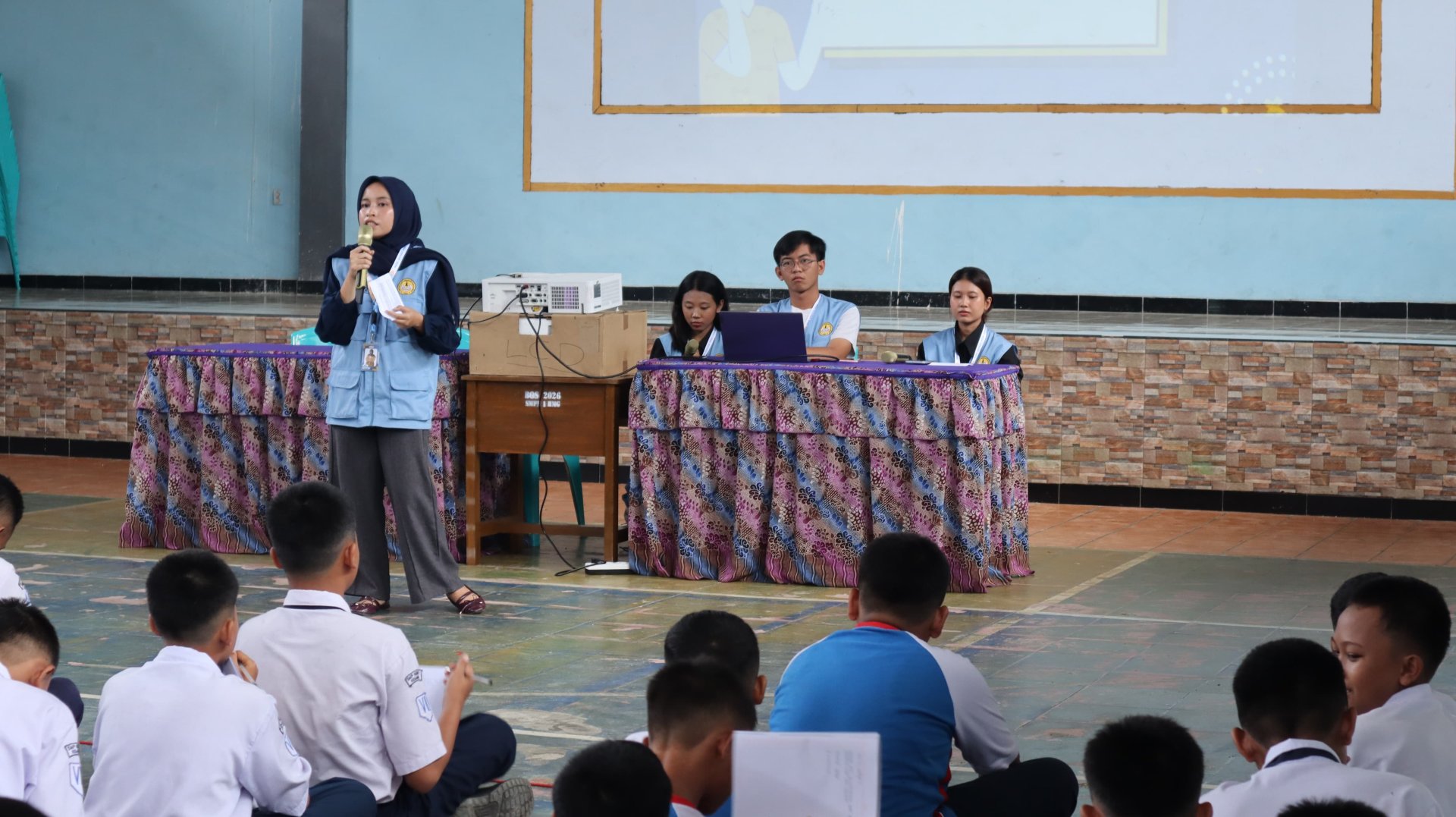 Sosialisasi pemanfaatan gadget untuk media pembelajaran