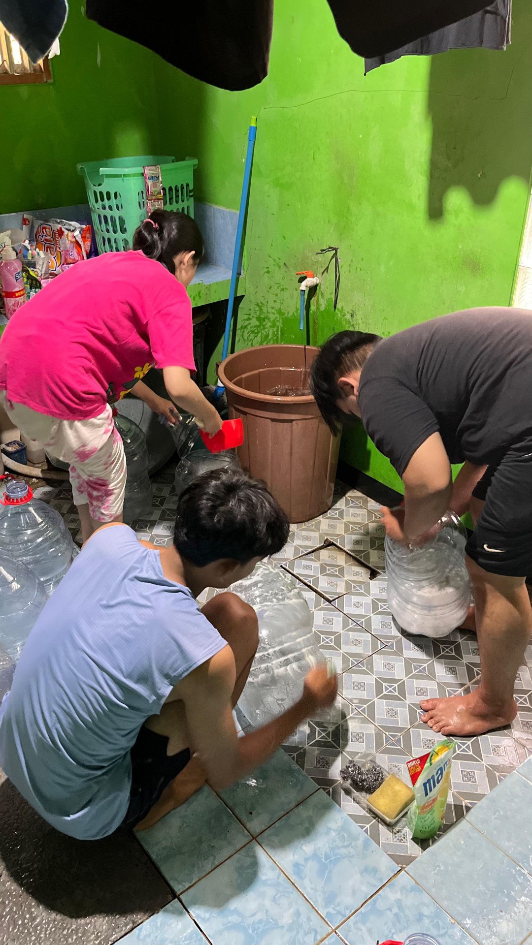 Mempersiapkan dan membersihkan barang barang kebutuhan kebersihan untuk sampah siswa SD N 1 tanalum