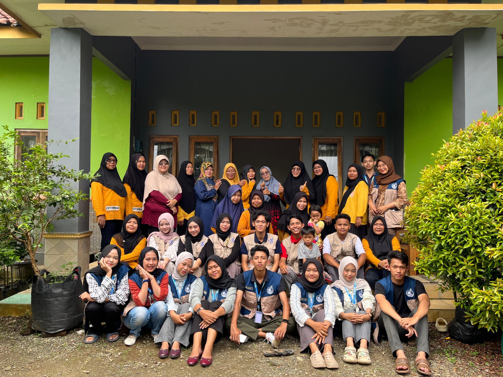 Sosialisasi dan Demonstrasi Pentingnya Biopori