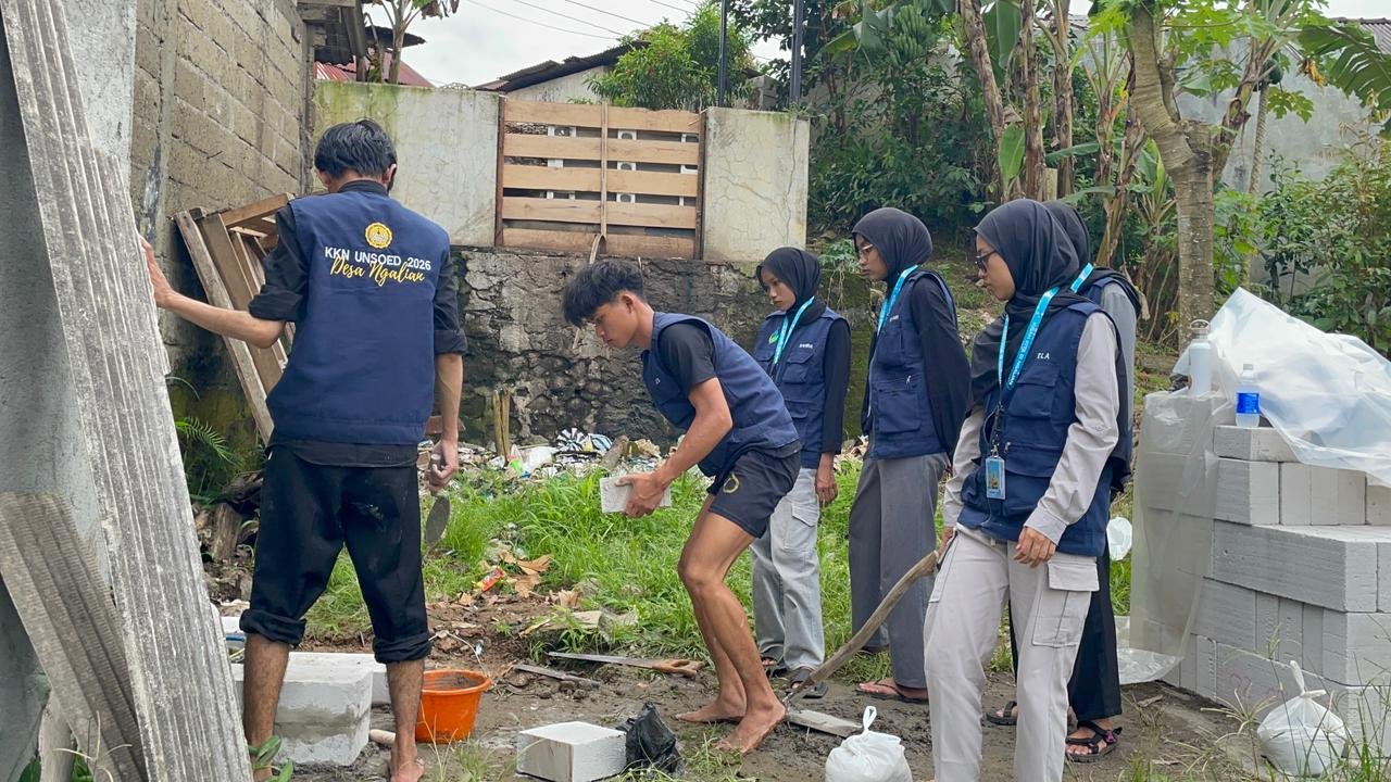 Peletakan batu pertama pembuatan alat pembakaran minim asap (rocket stove) bersama pemdes dan pengurus pasar