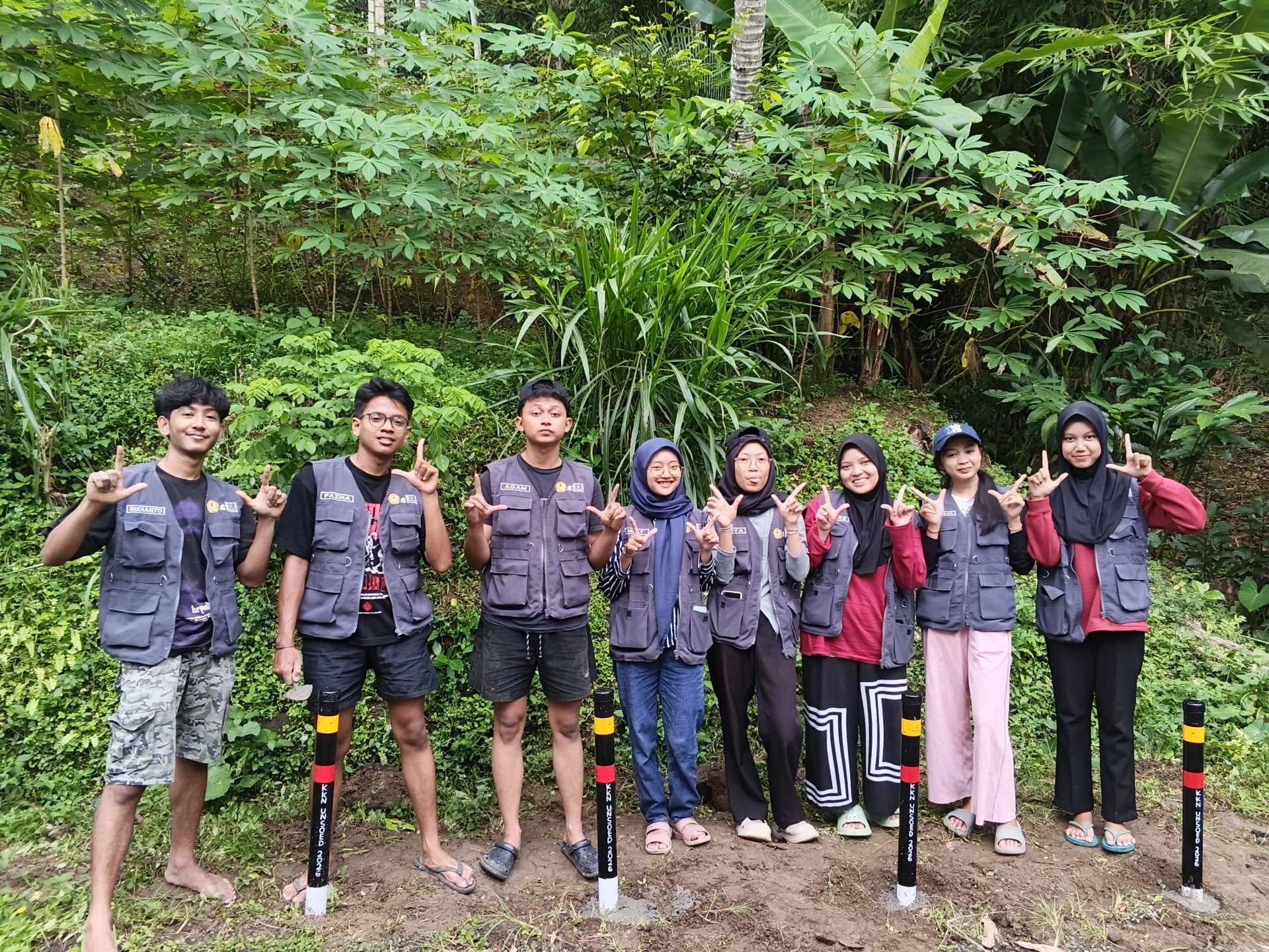 KKN Hari Ke-14: Pemasangan Reflektor Jalan