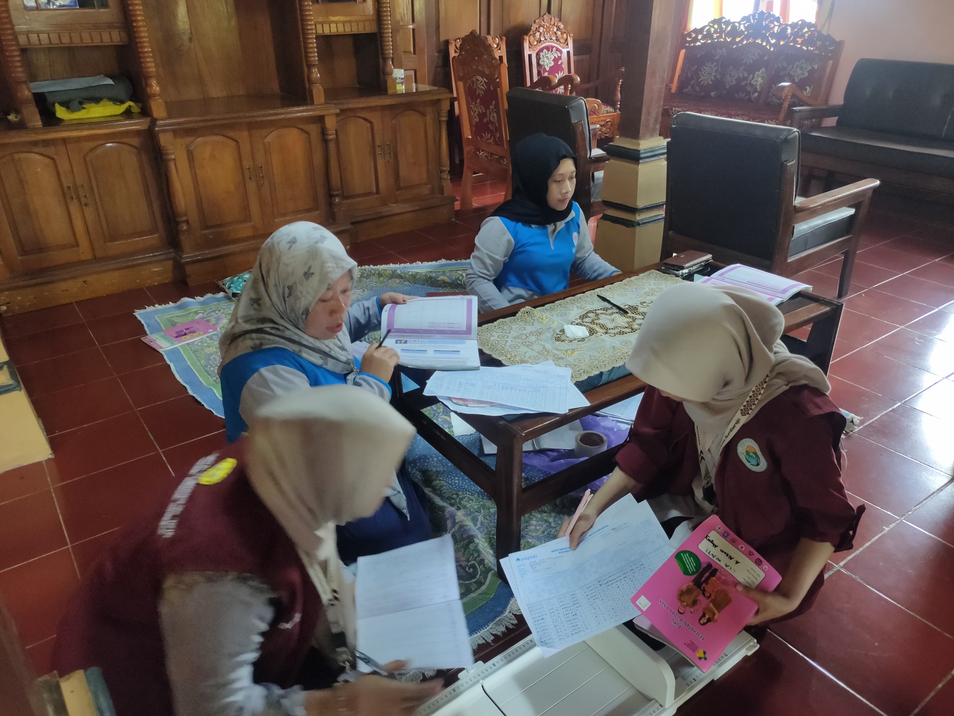 MELAKSANAKAN PROKER POSYANDU DUSUN MEDASIH