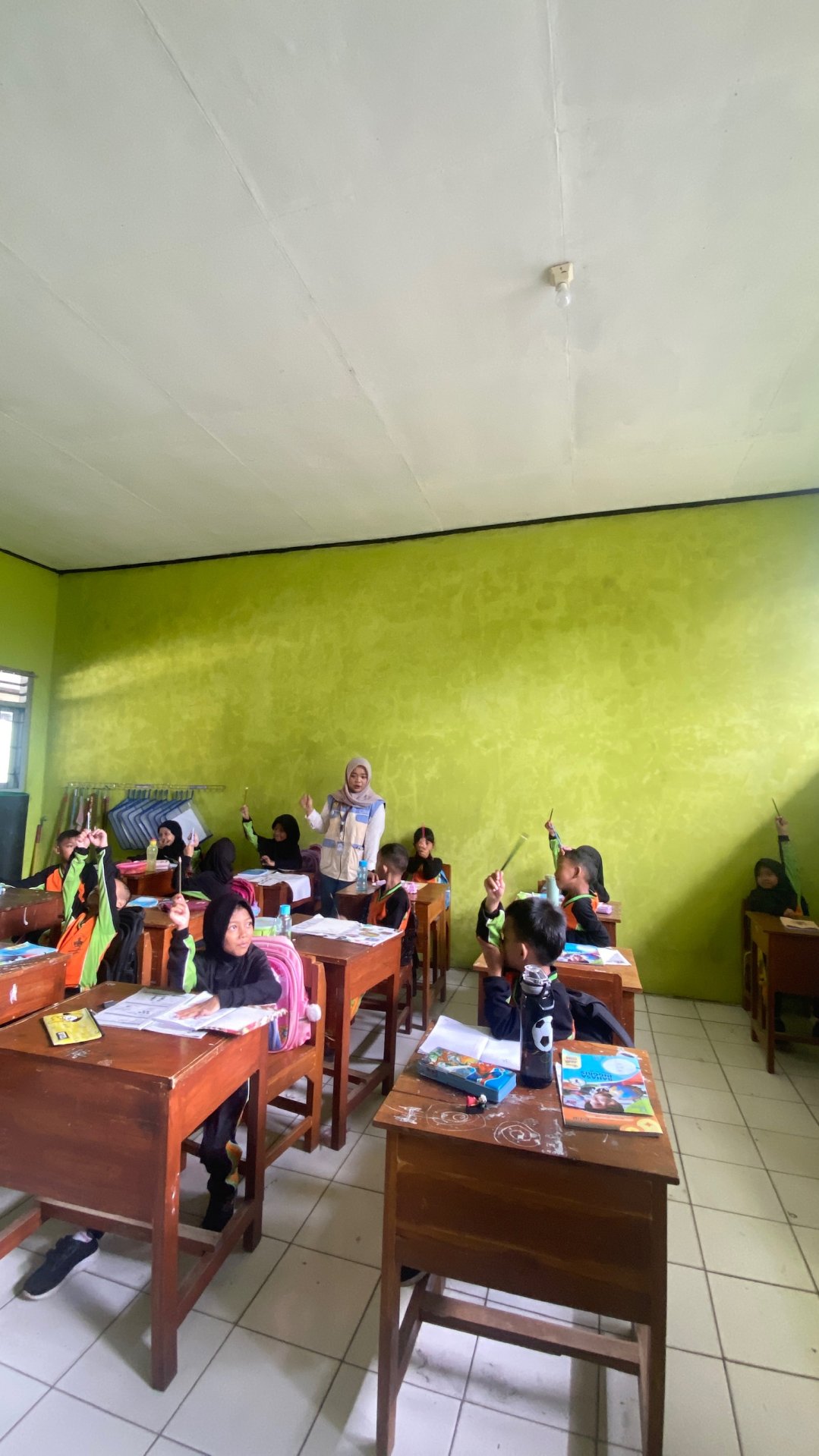 Mengajar di SD N 1 Karangkandri