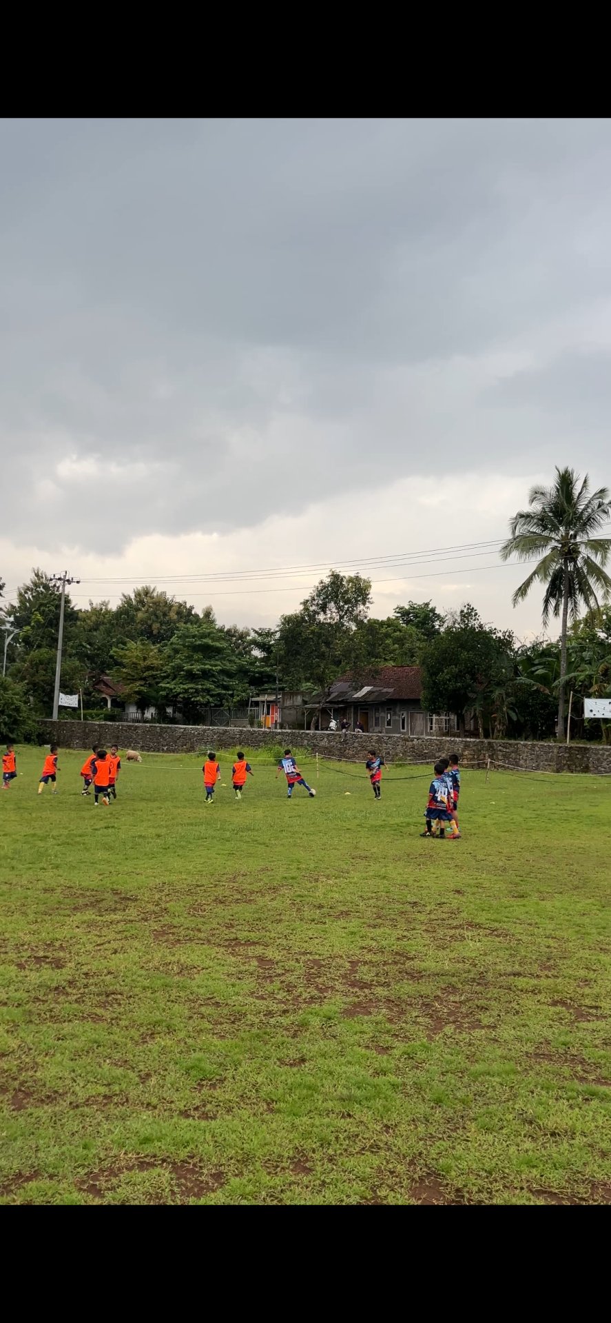 Latihan bersama Sekolah Sepak Bola Susukan Youth United