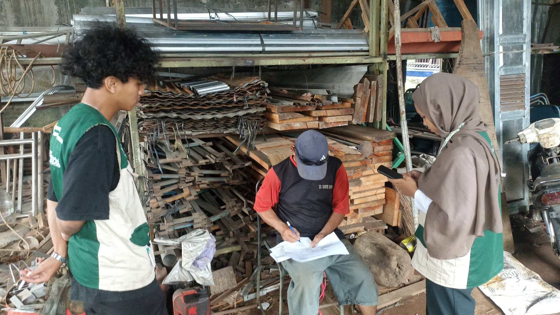 Day 14 Survey Bahan Pembuatan Bank Sampah