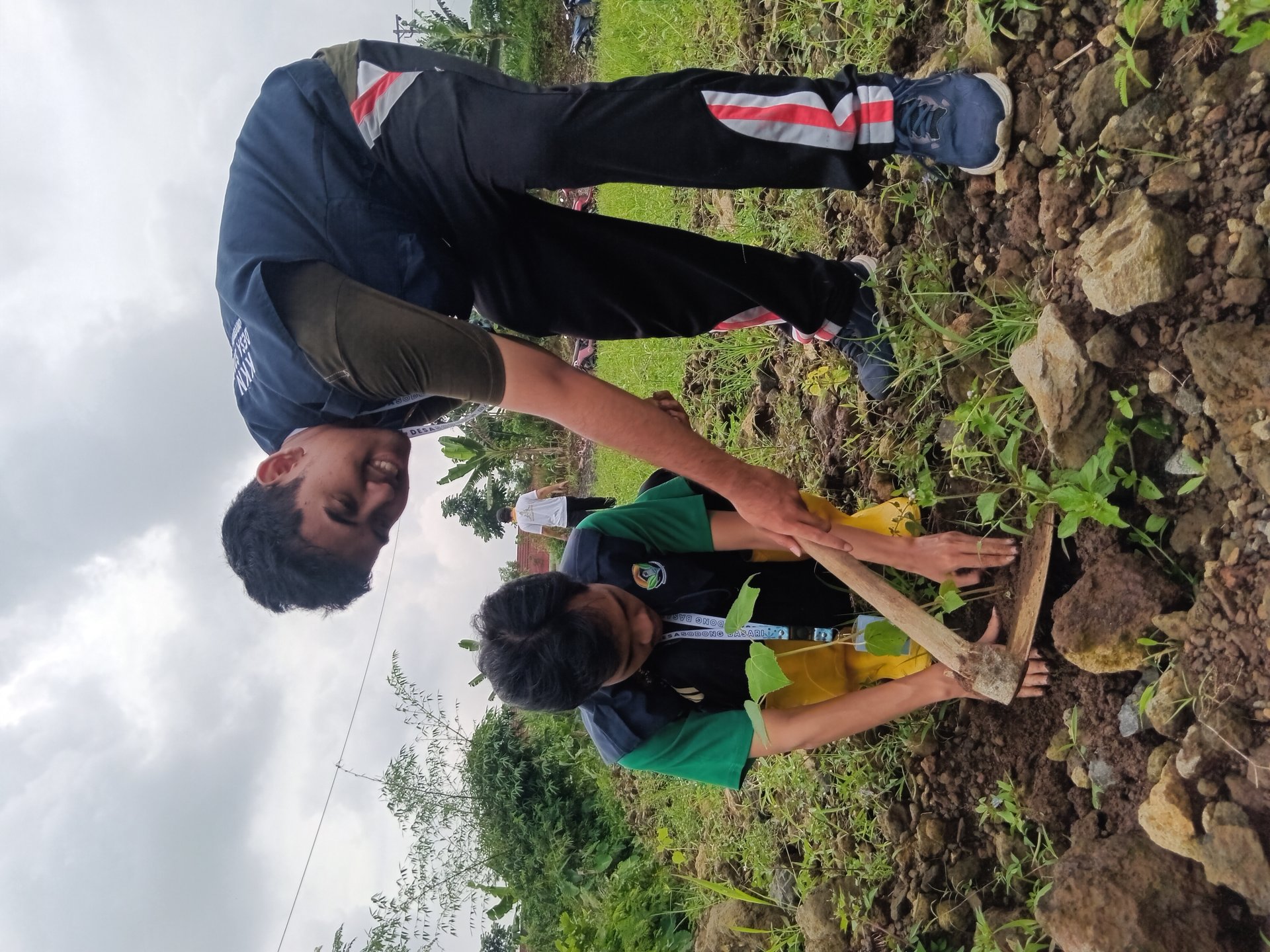 Penanaman pohon bersama ibu ibu pkk
