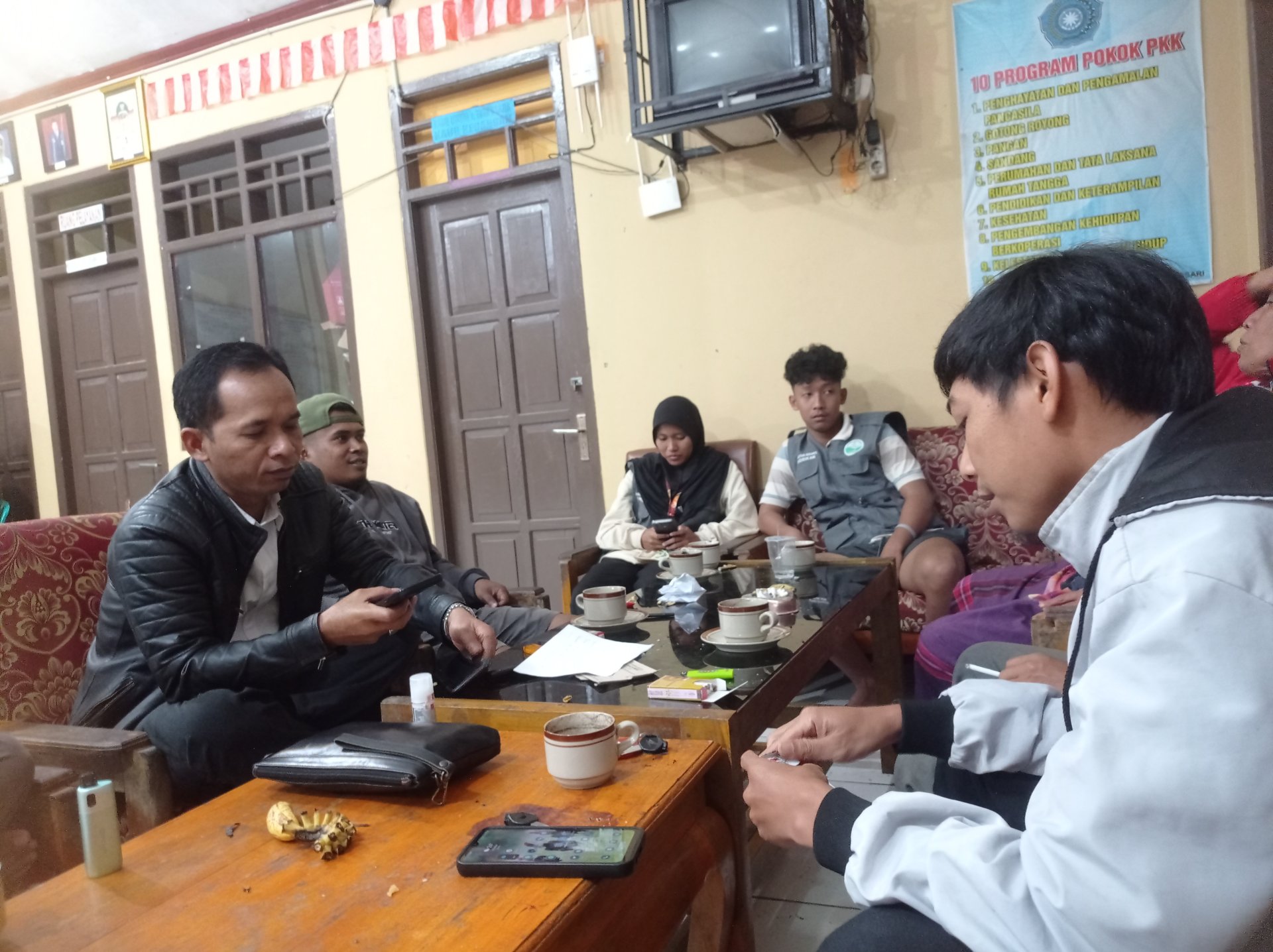 Diskusi di Balai Desa Danasari