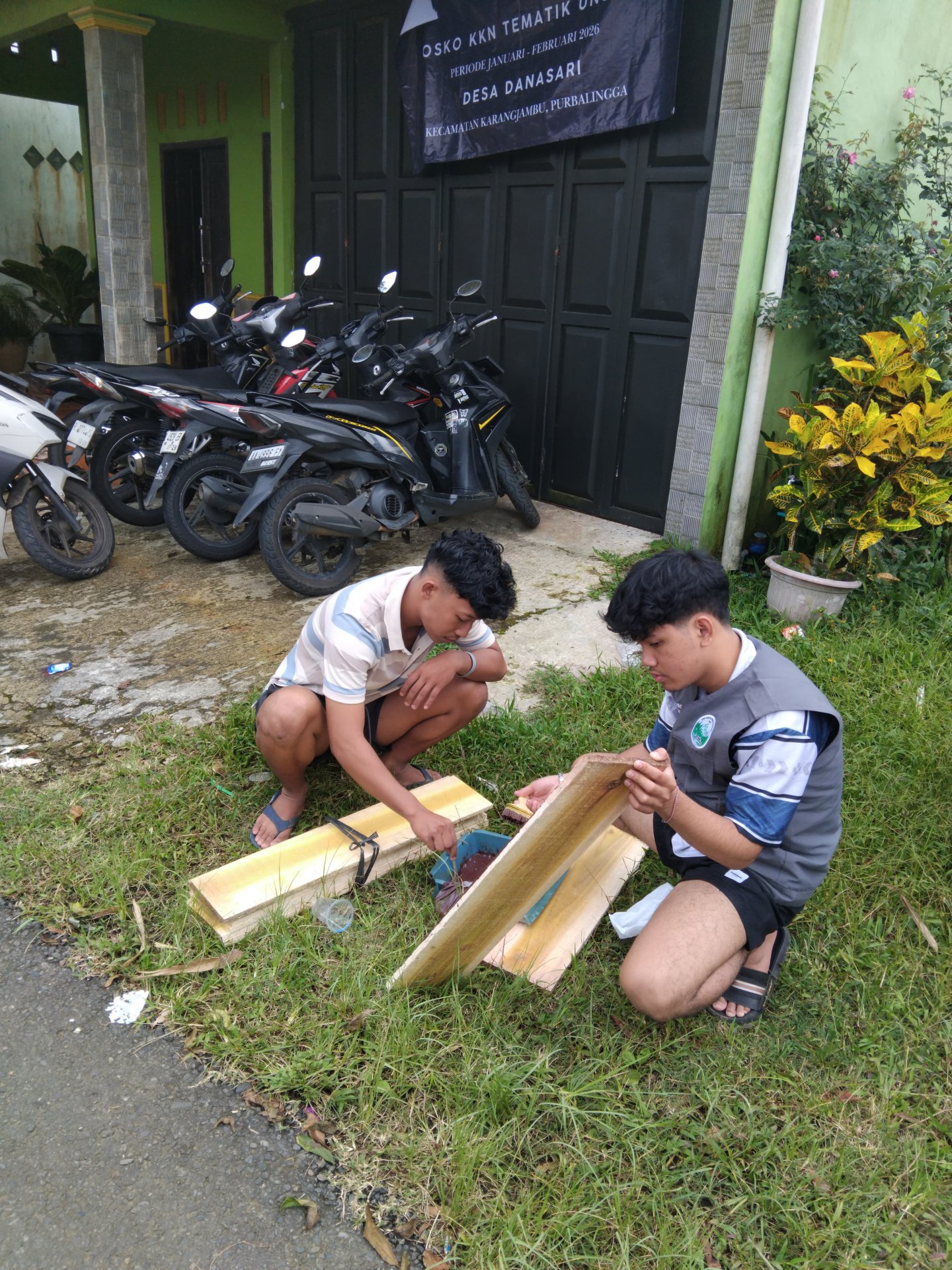 Membeli kayu dan cat plang terurainya sampah