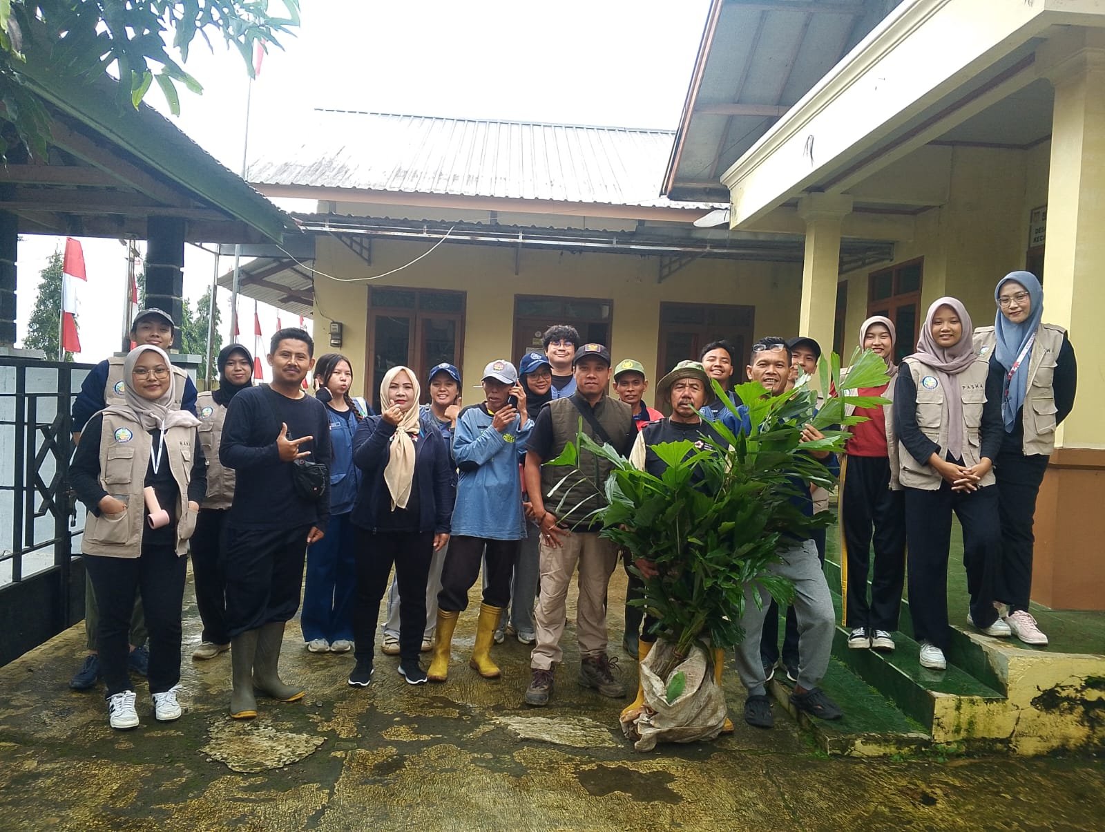 Hari ke enam belas (16). Konservasi penanaman pohon di Tebing Jimat via Ferata, Dusun Gembol, Dusun Mendelem. Digitalisasi Wisata Tebing Jimat via Ferrata.
