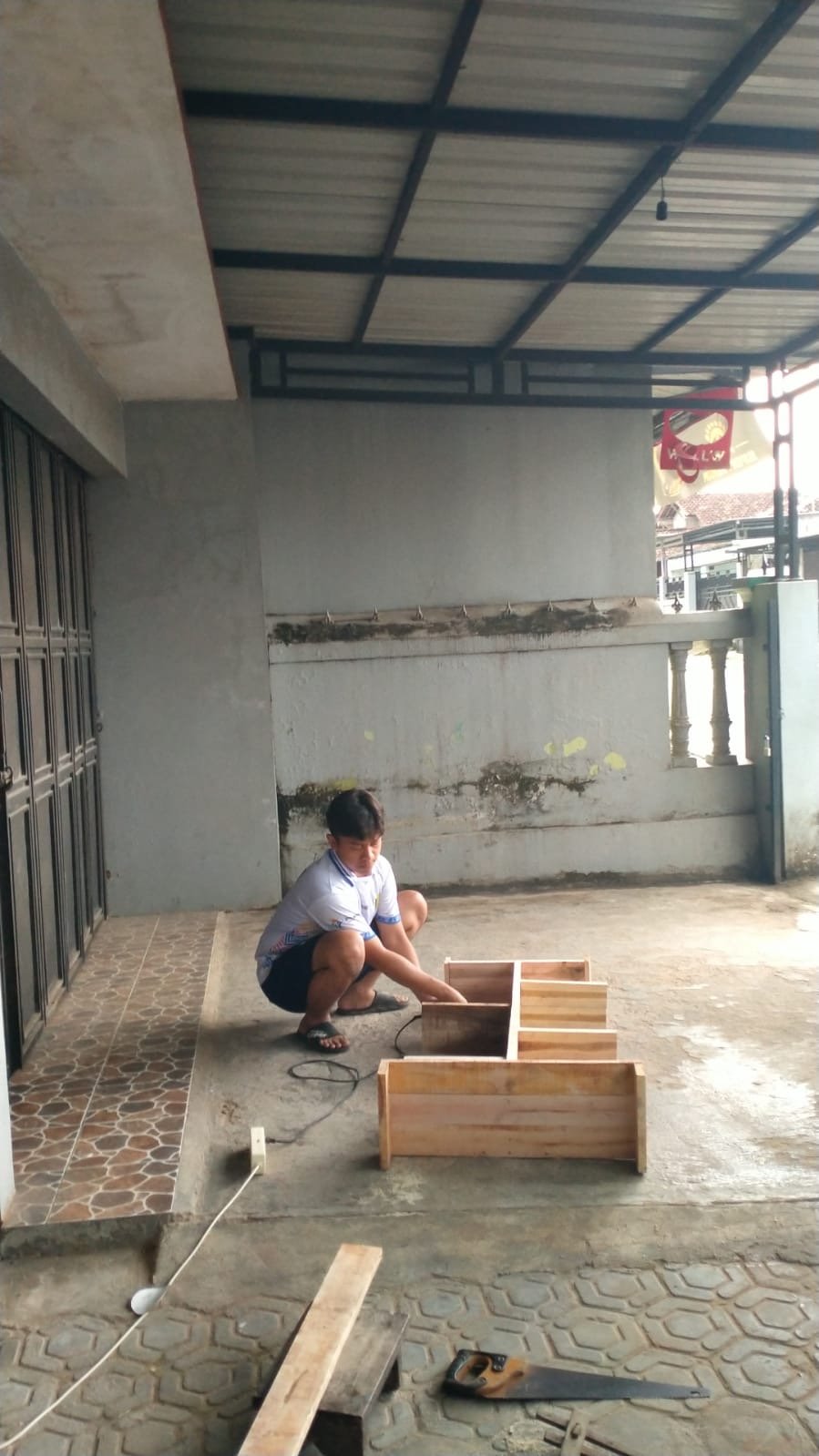 Pembuatan rak untuk pojok baca