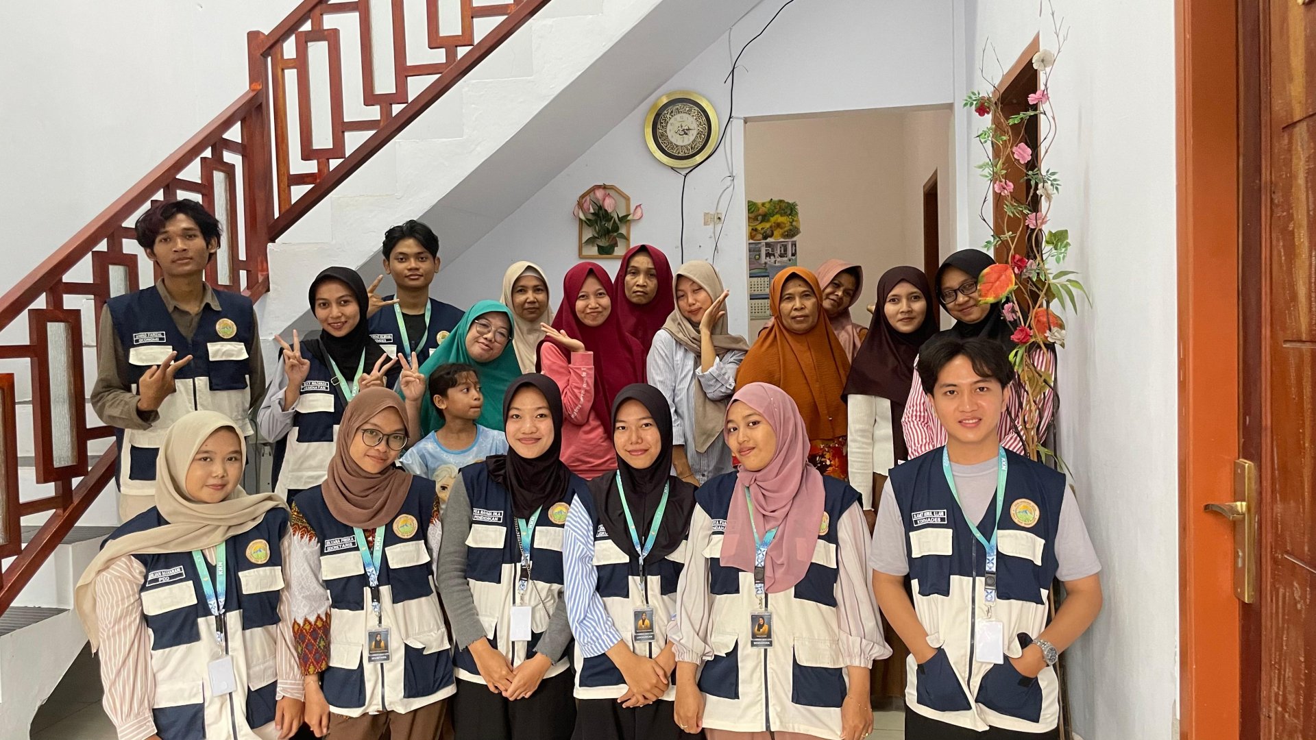 Intensifikasi pekarangan dengan penanaman bibit cabai bersama ibu ibu warga dusun Kedawung