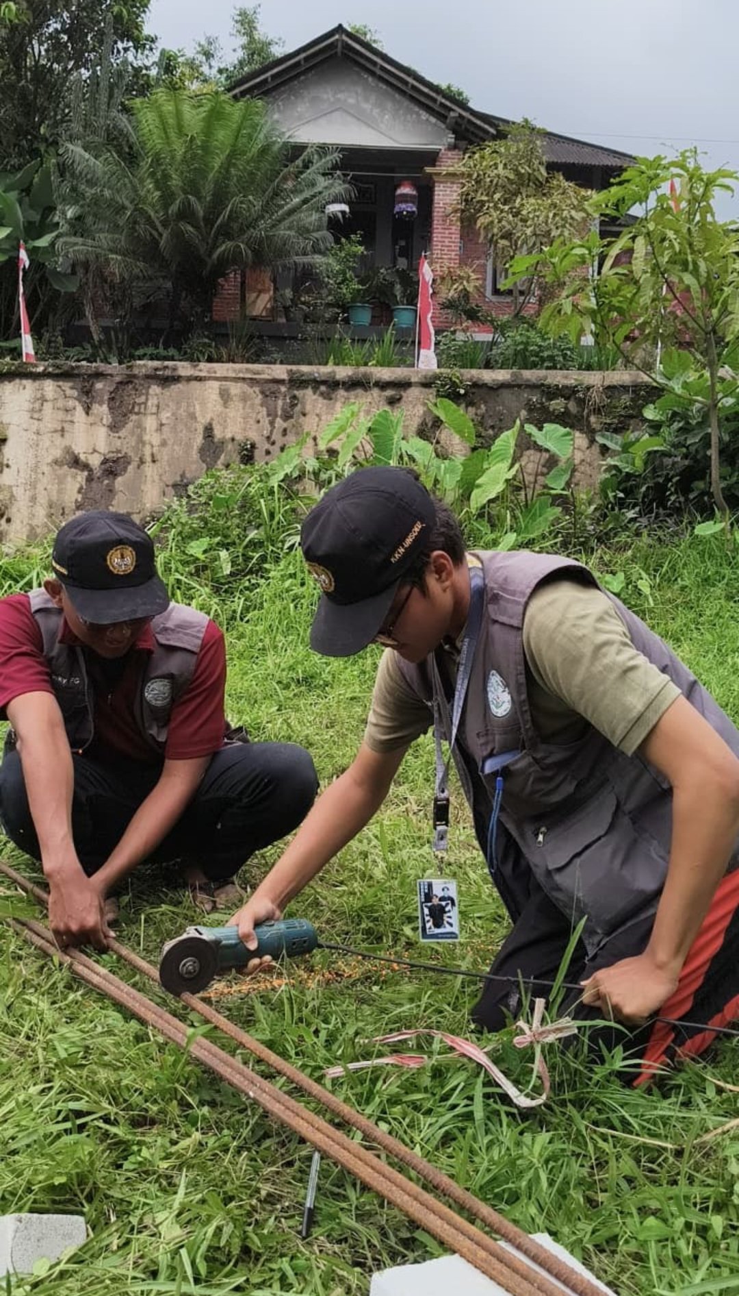 Day 1 bikin tempat pembakaran sampah minim asap