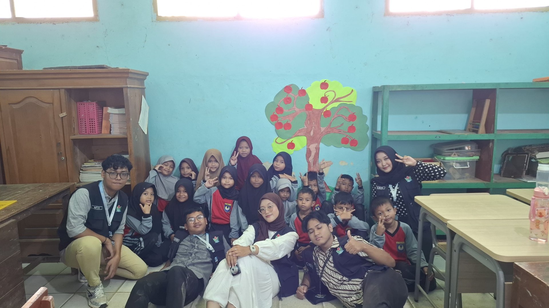 Kegiatan pembuatan pohon cita-cita di SDN 1 Panerusan Kulon