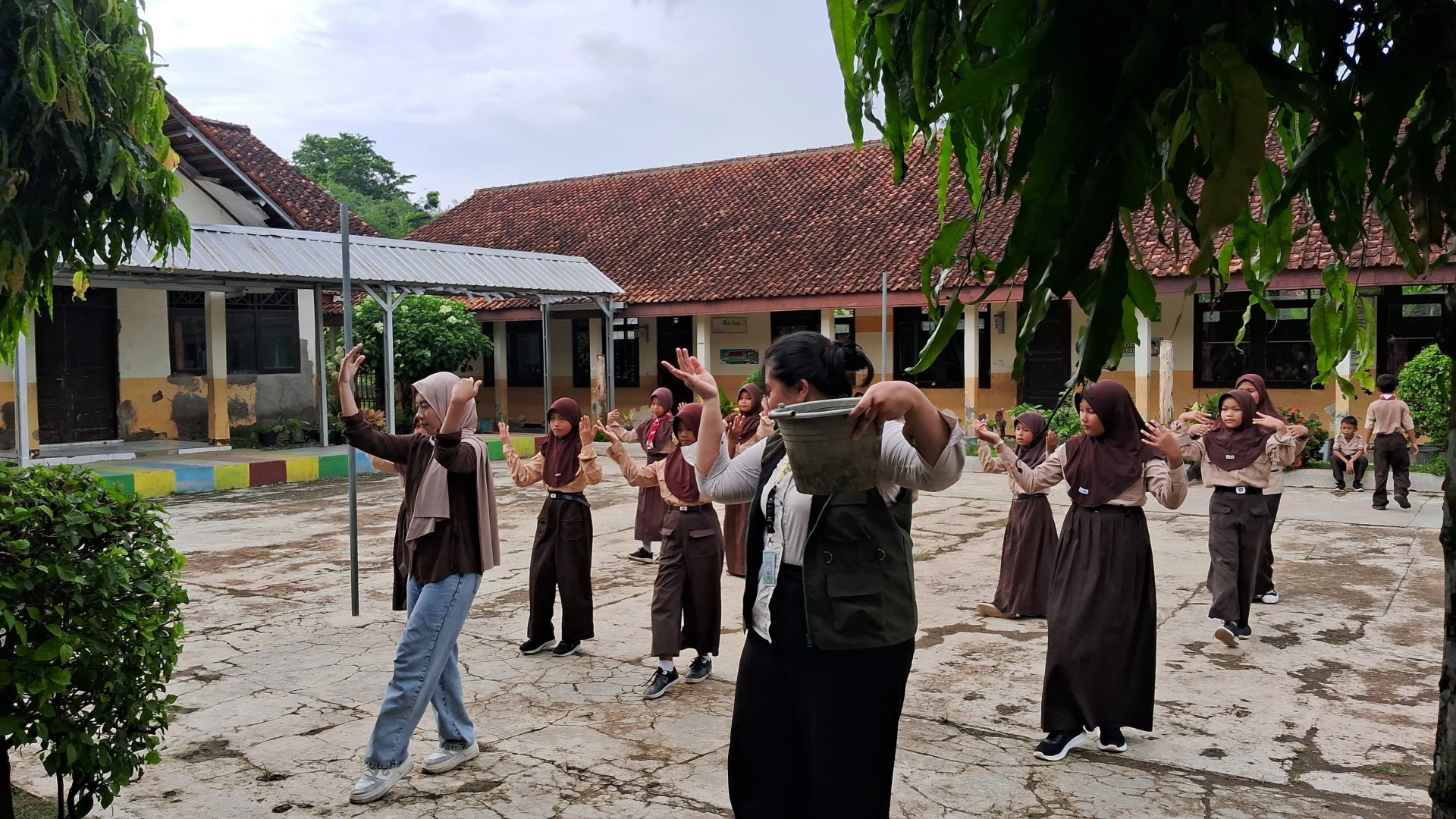 Hari 15.16  (Sinergi Lintas Sektor: Digitalisasi Ekonomi, Pengabdian Sosial, dan Penguatan Internal)