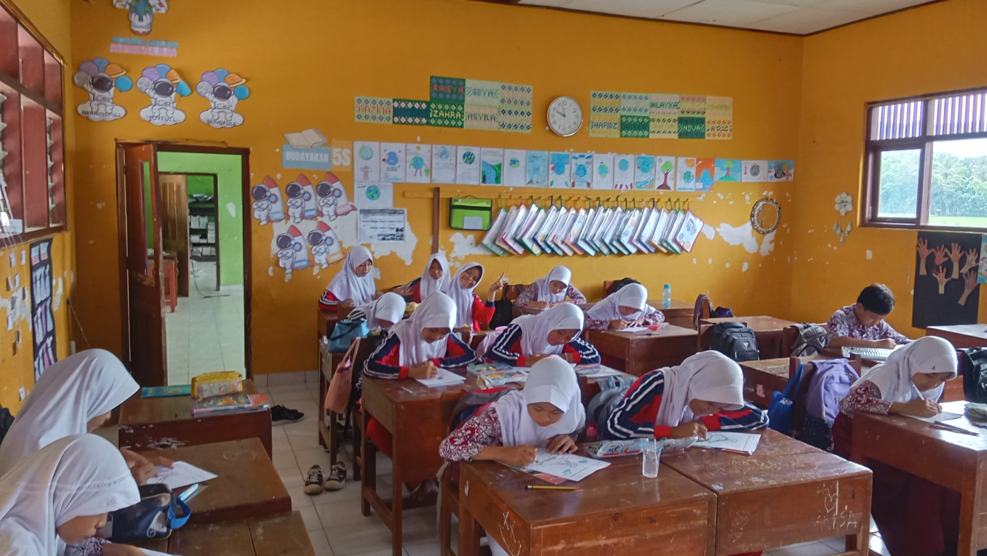 DAY 15 KKN - LOMBA MEWARNAI KELAS 5 & 6 SD NEGERI PLANA