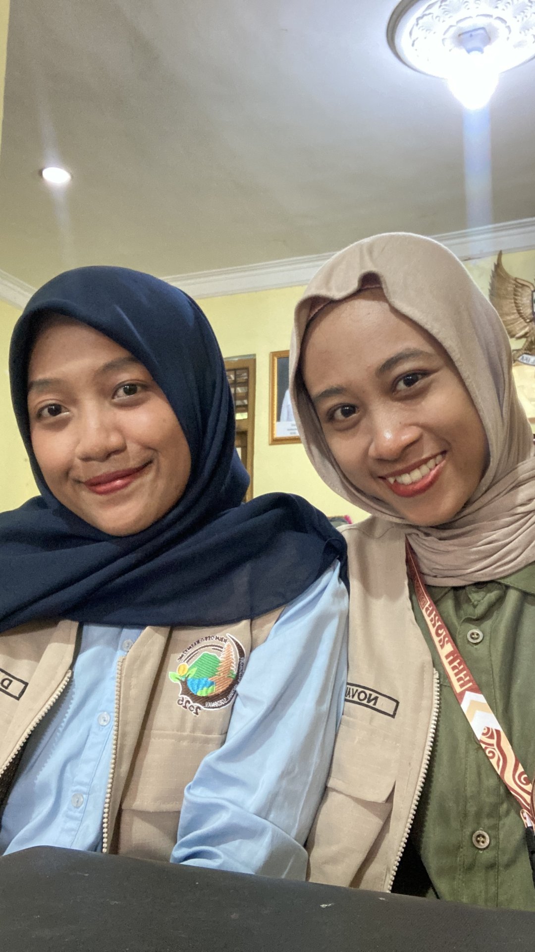 Piket pelayanan desa dan mengunjungi umkm anyaman