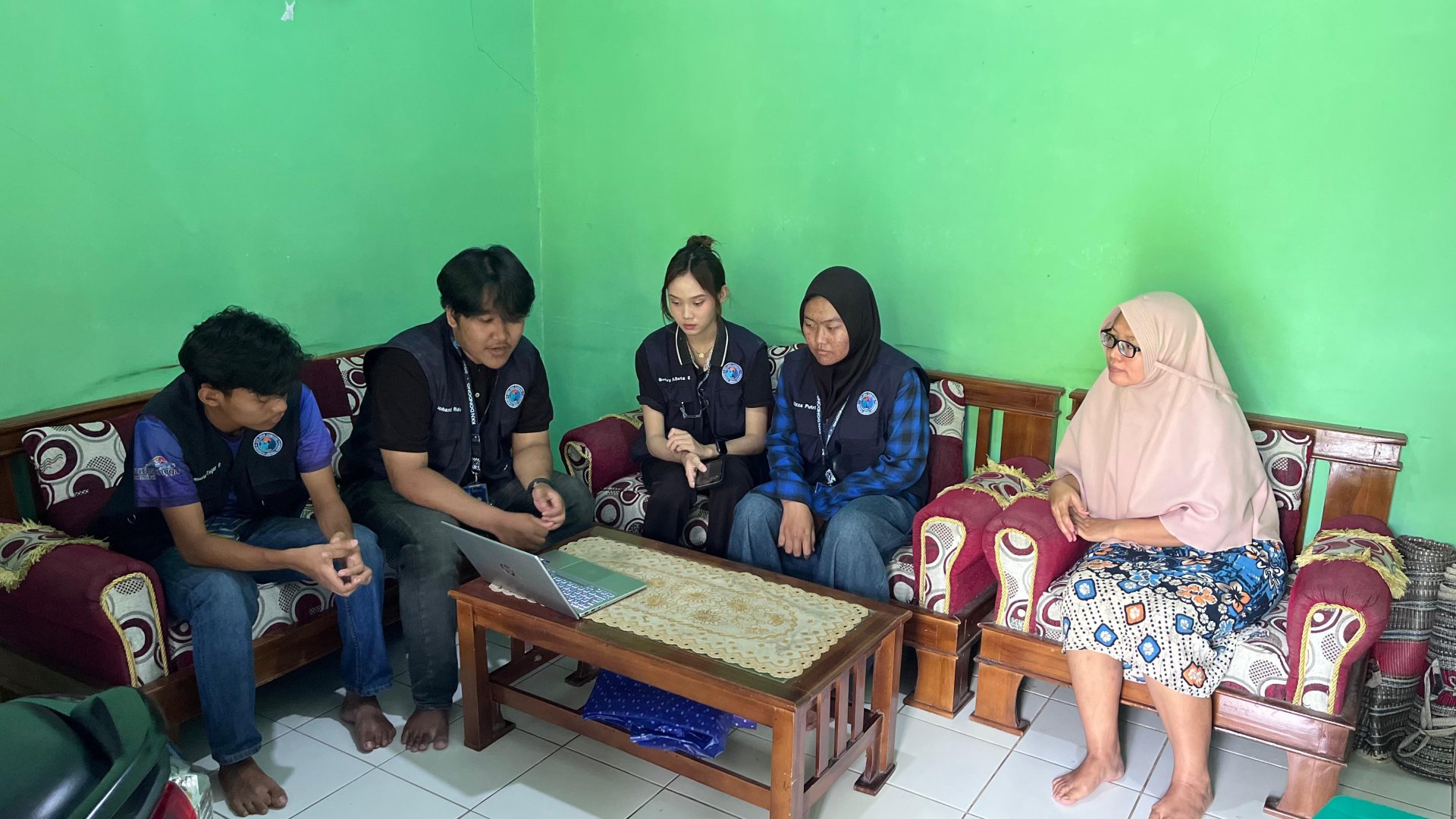 Sosialisasi dan Pendampingan Digital Marketing Produk Pempek Ibu Lastri