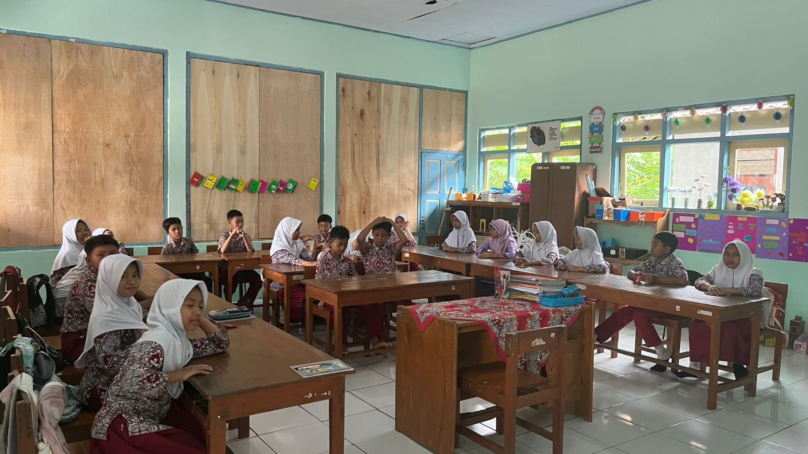 Sosialisasi Pencegahan Perundungan dan Eksperimen Pewarna Alami dan Buatan di SDN 1 Tirip