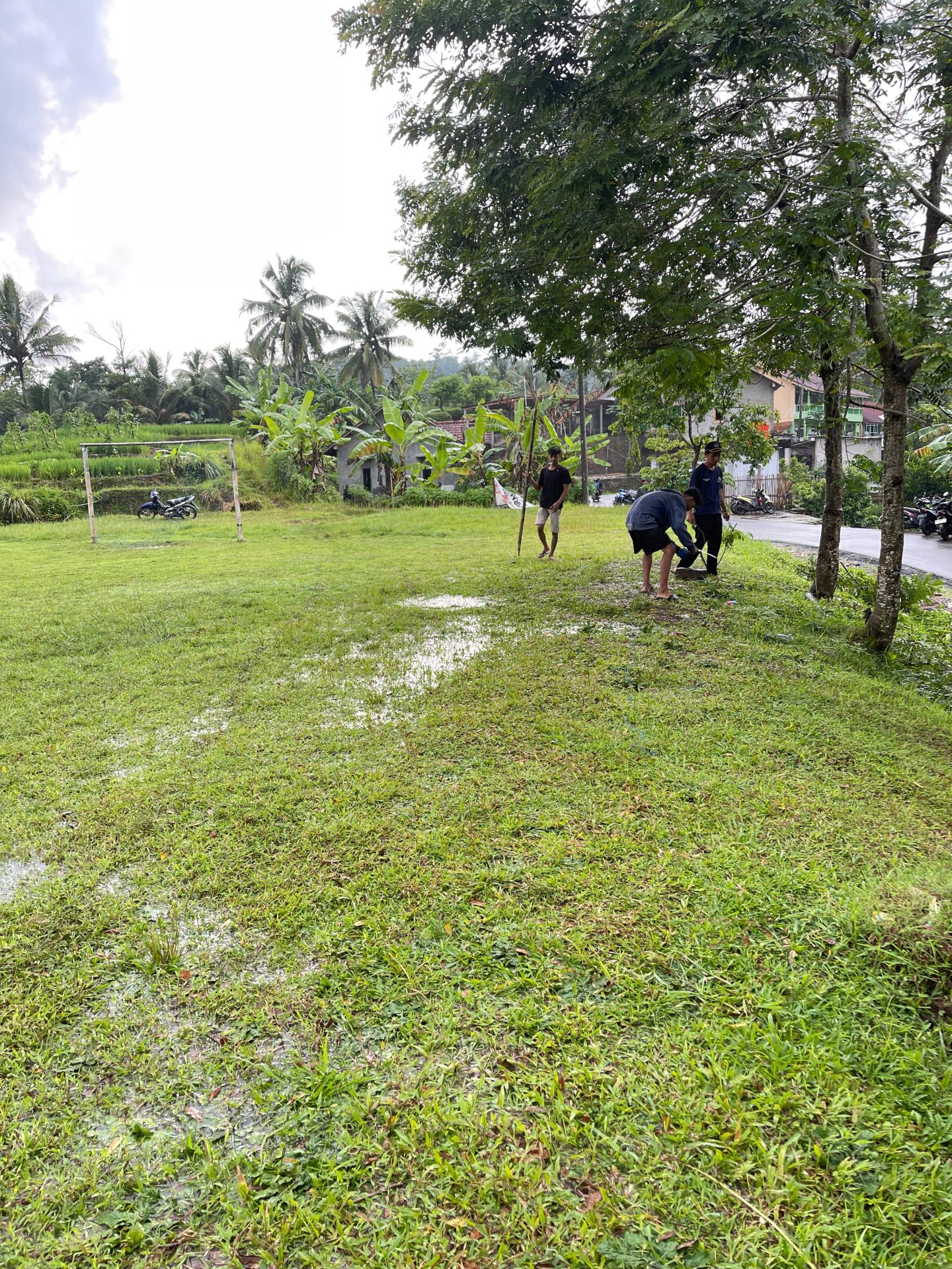Kerja Bakti Membersihkan Lapangan Dusun Binangun Bersama Karang Taruna Desa Lancar