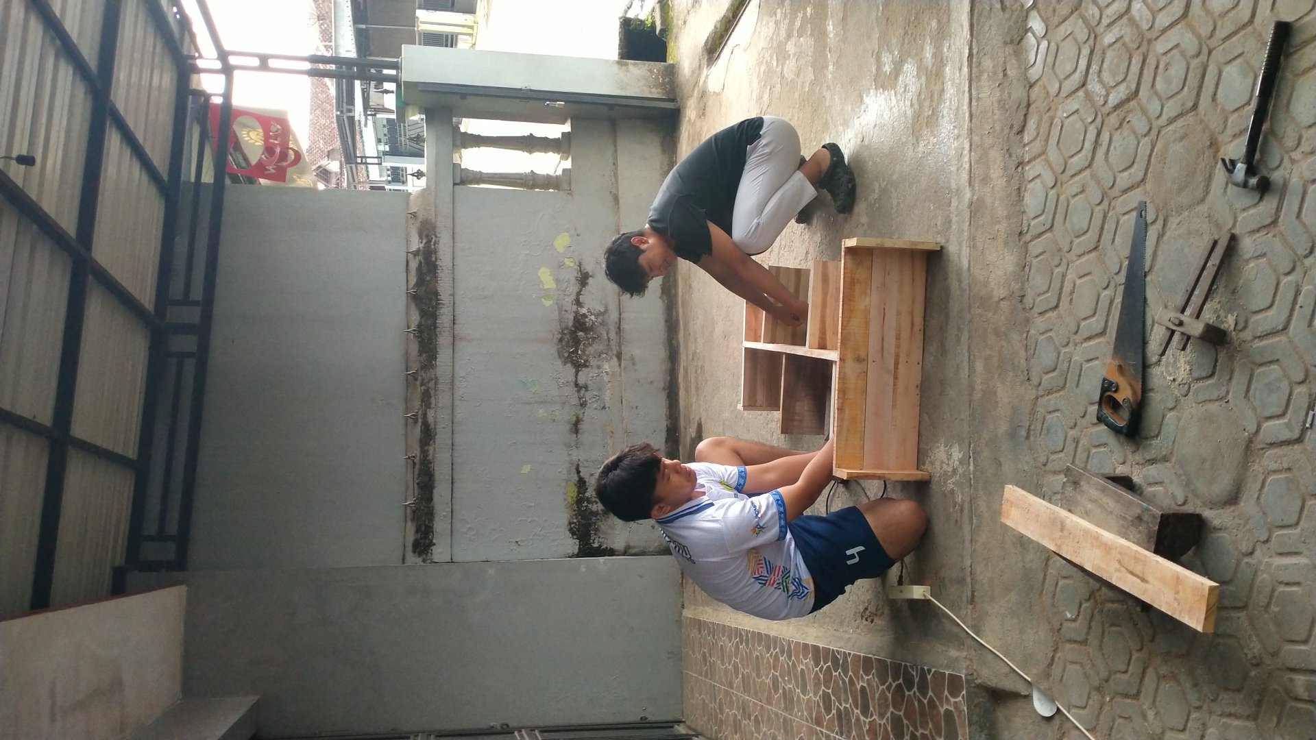 Melanjutkan Membuat Rak Buku