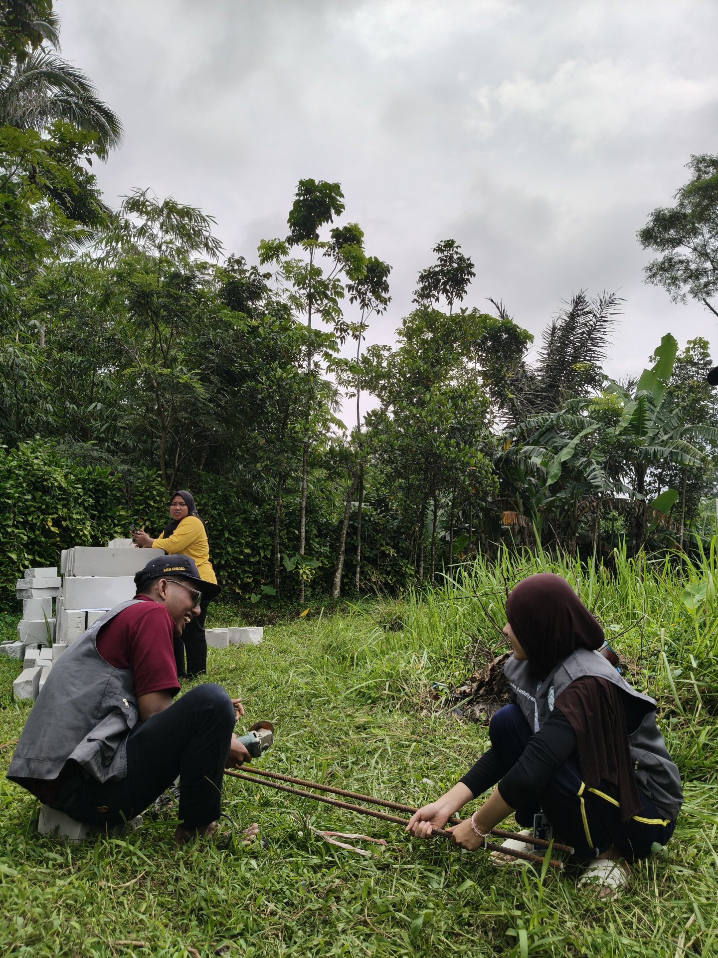 Day 1 – Program Kerja Lingkungan: Pembuatan Alat Pembakaran Sampah Minim Asap