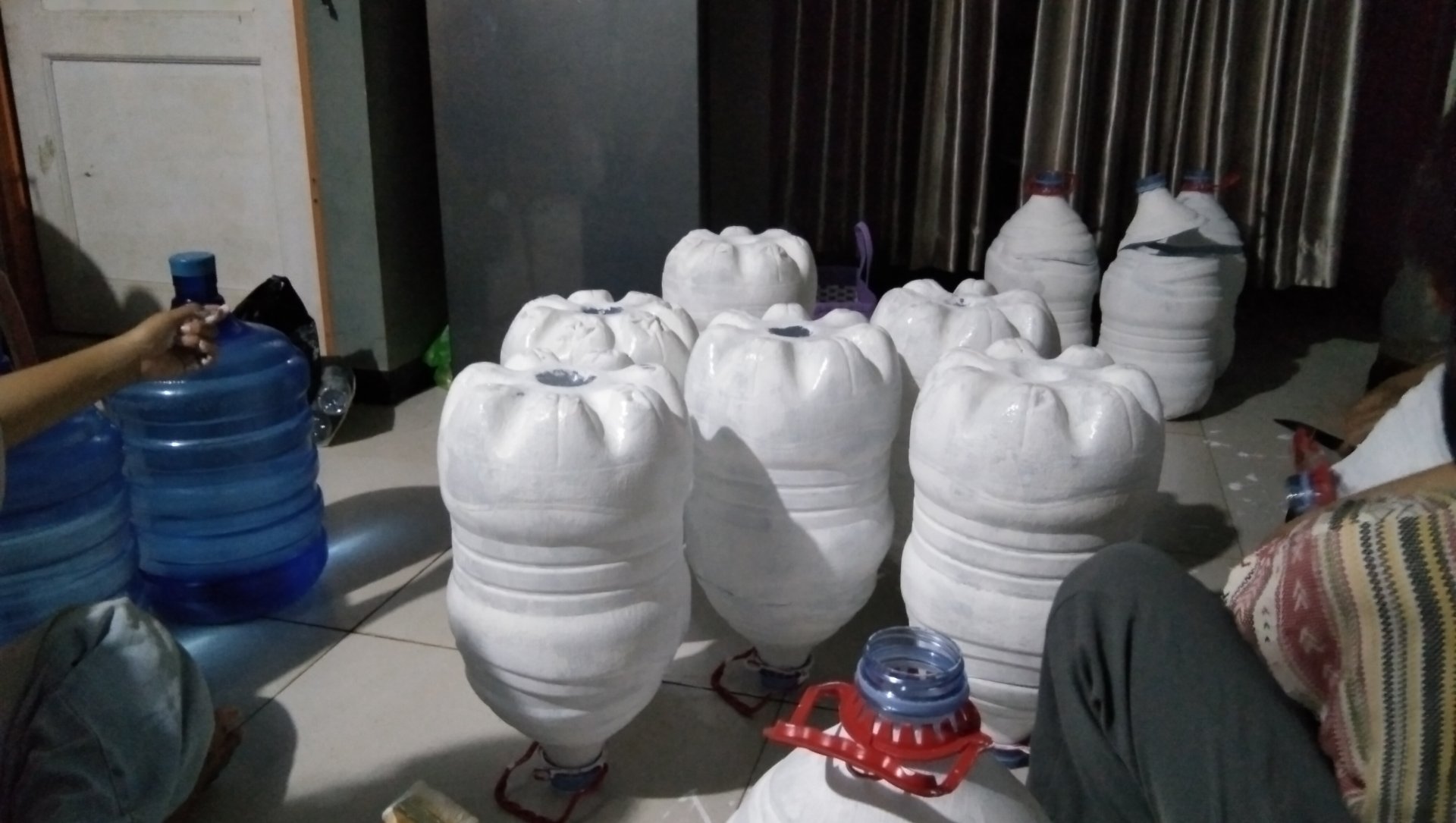 Persiapan kegiatan praktik menghias tempat sampah