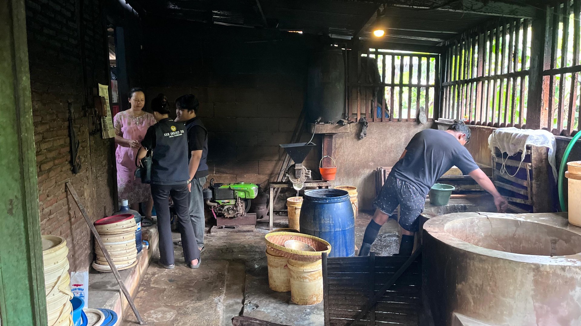 Sosialisasi dan pendampingan digitalisasi pada UMKM Tahu Bu Ika