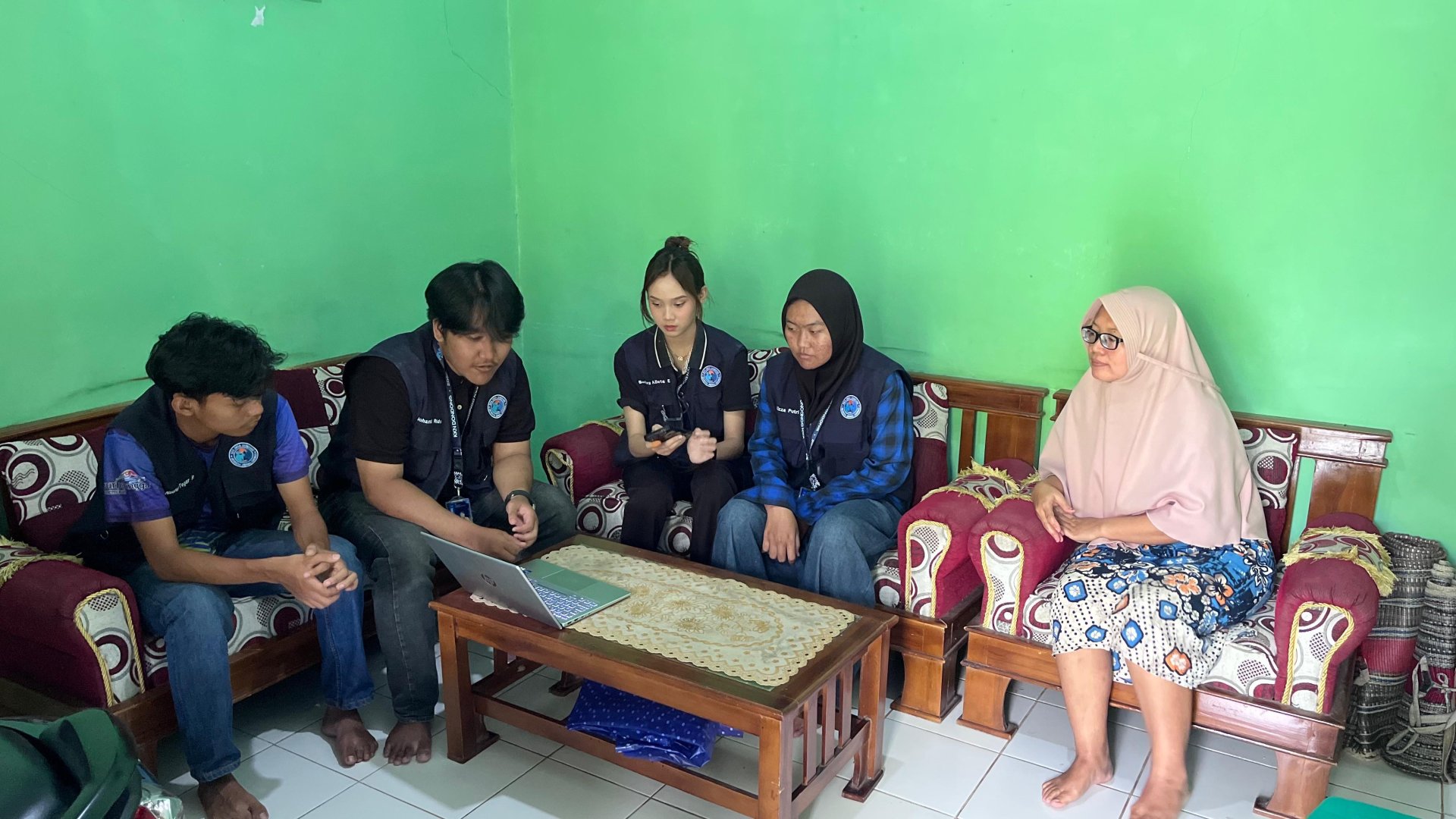 Sosialisasi dan pendampingan digitalisasi pada UMKM Pempek-pempek Bu Lastri