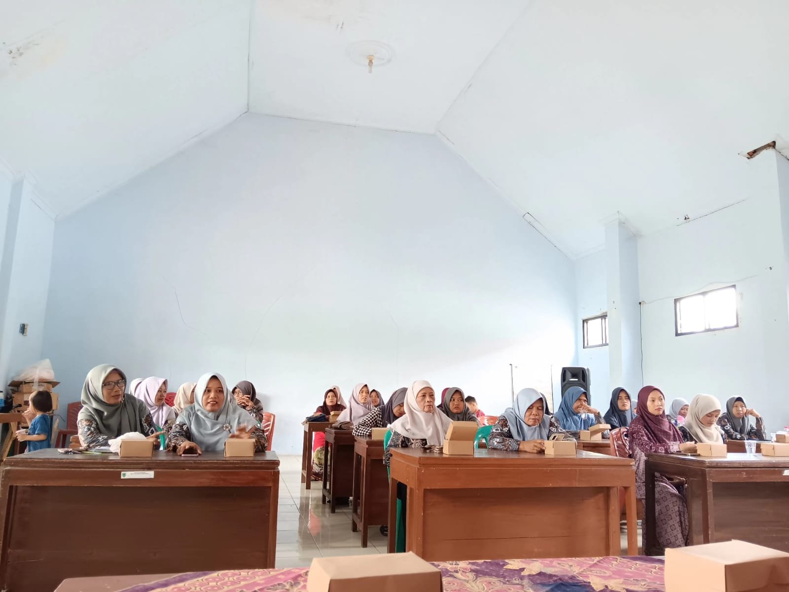 Melaksanakan Sosialisasi Pencegahan Stunting di Balai Desa Mangli