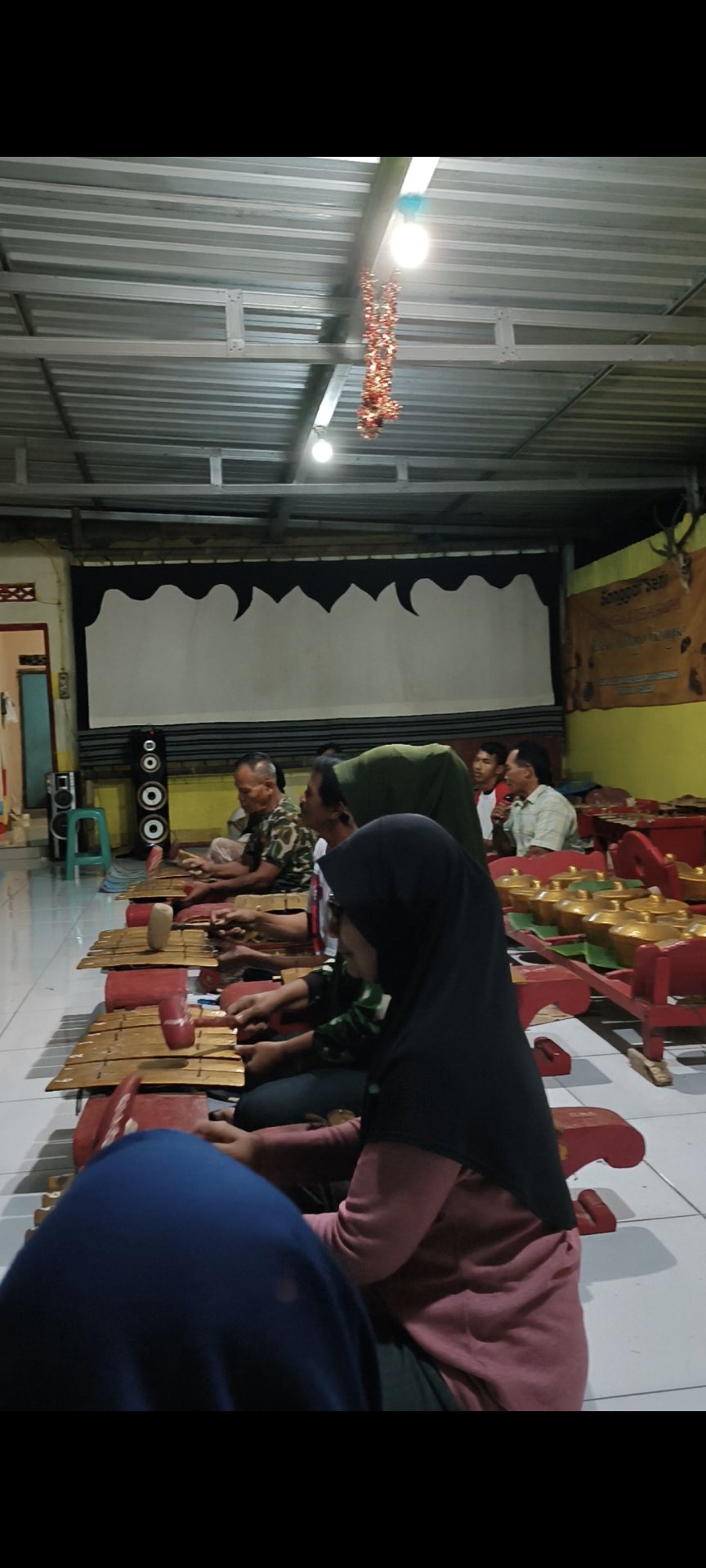 Kegiatan hari ke 15 : Mengikuti kegiatan Gendingan