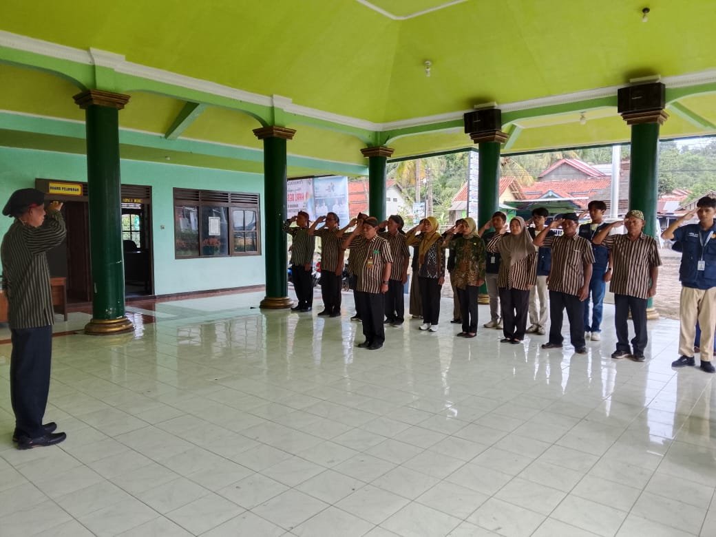 Kegiatan Keenam belas | Kegiatan apel pagi di Balai Desa Pesanggrahan