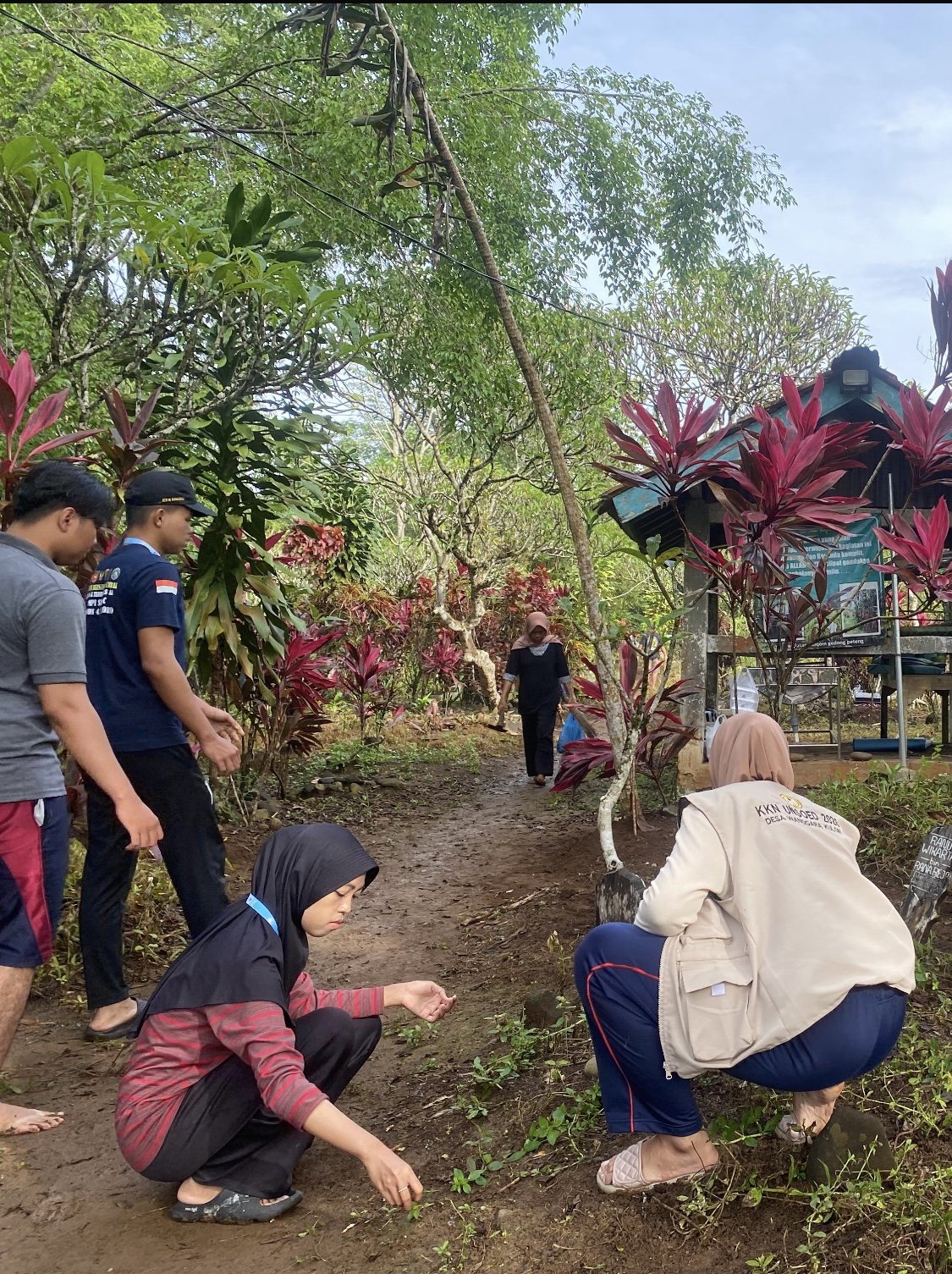 Kerja Bakti di Makam Dusun 2