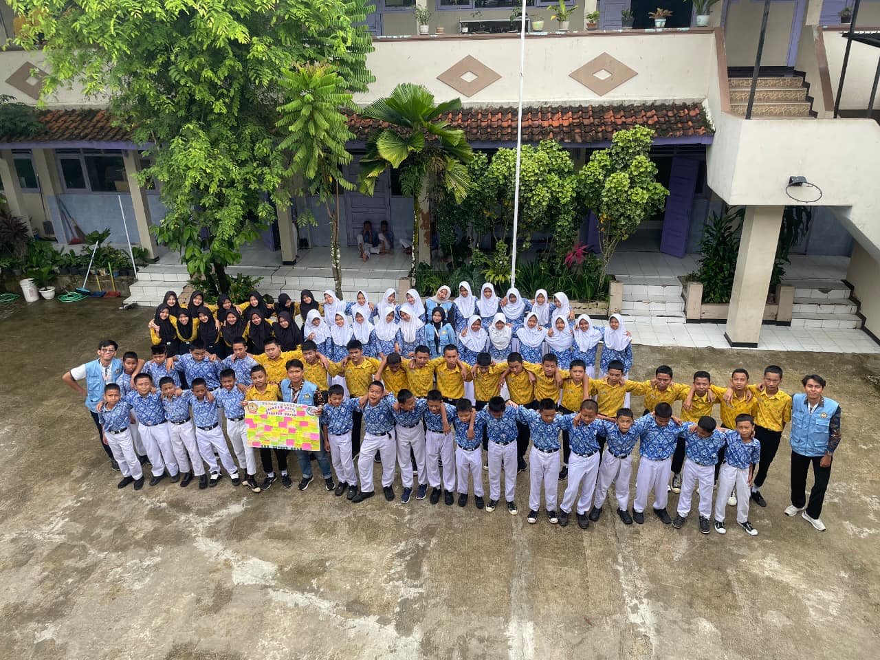 Mendampingi anak-anak SMP Muhammadiyah 5 Rembang