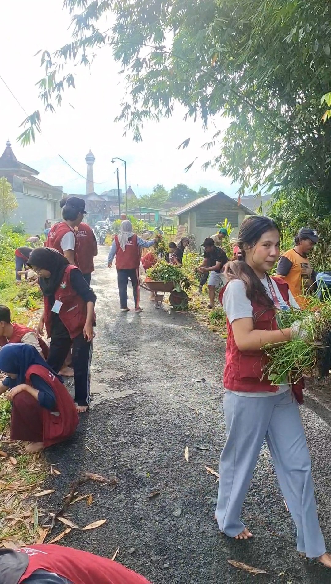 Kerja Bakti Membersihkan Makam
