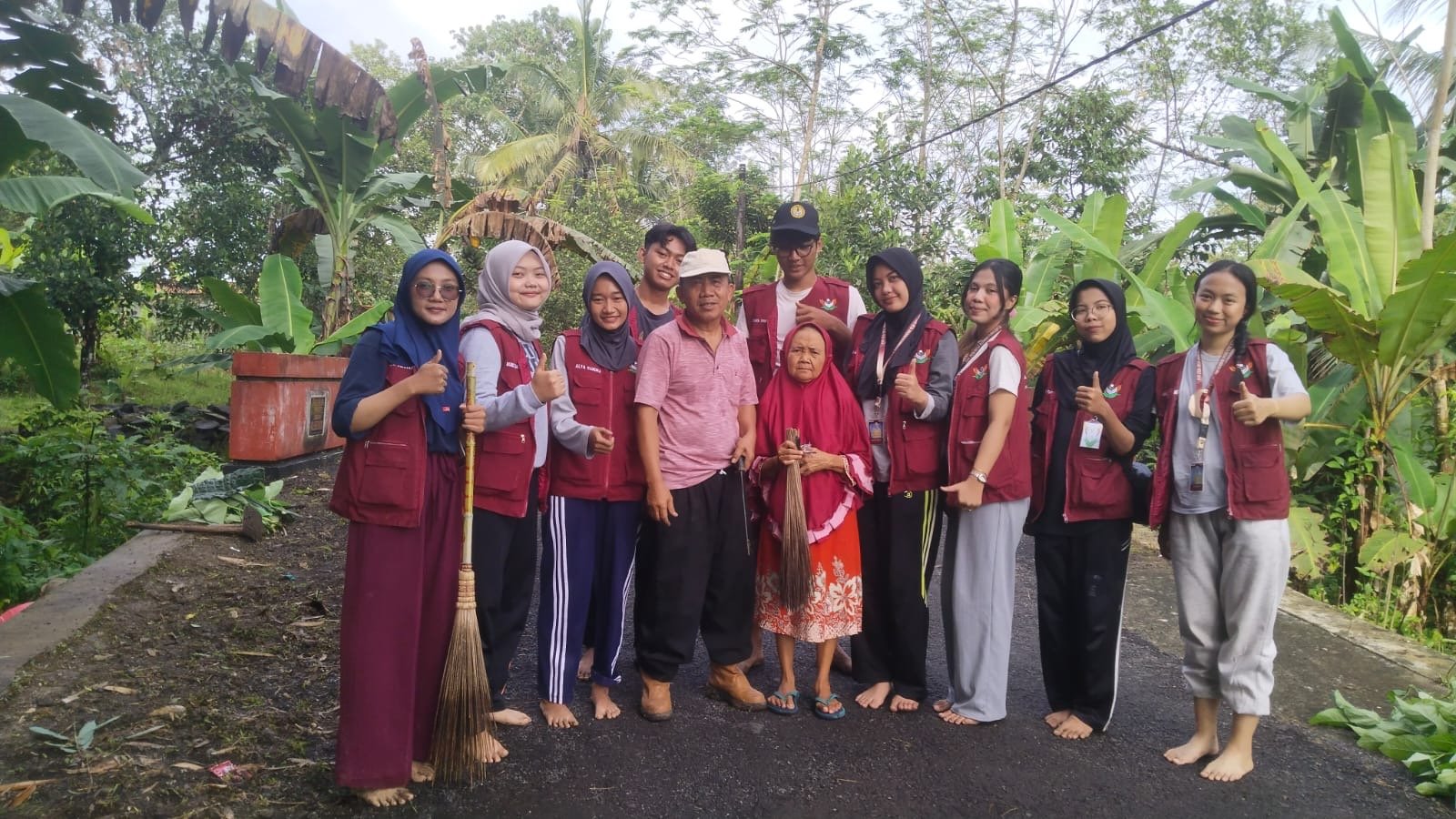 Kerja Bakti Membersihkan Makam