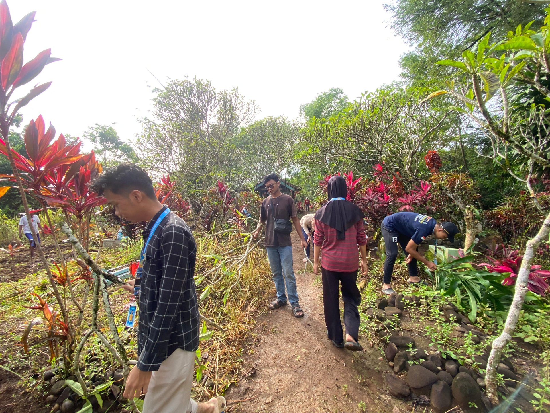 Pelaksanaan kerja bakti membersihkan Makam